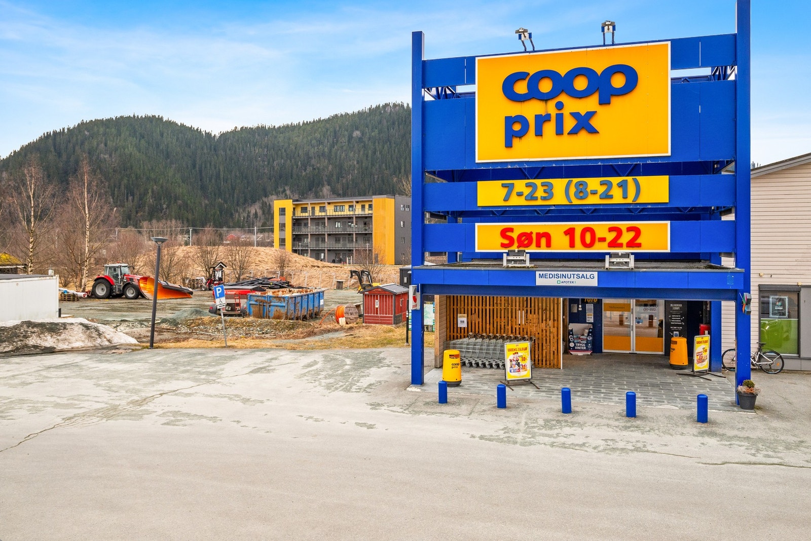 Leiligheten ligger et godt steinkast fra søndagsåpen dagligvarebutikk og togstasjon. Galleribilde