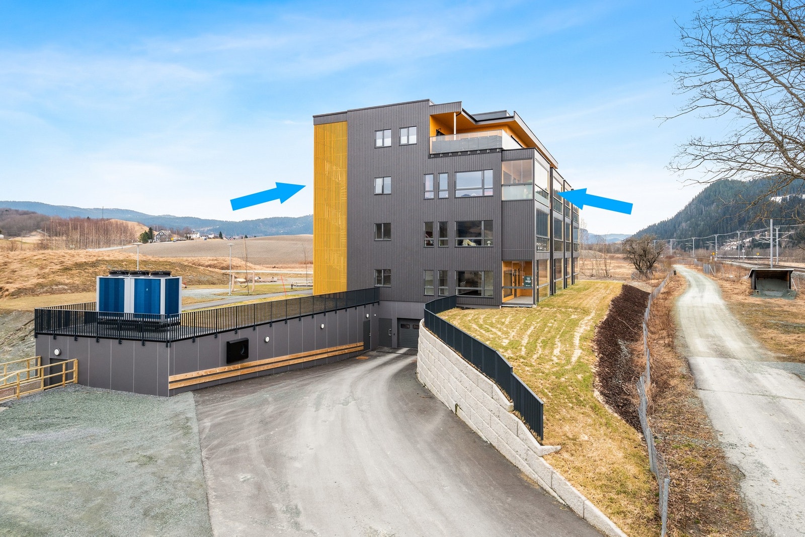 Det medfølger egen parkering i p-kjeller med sportsbod rett ved. Galleribilde