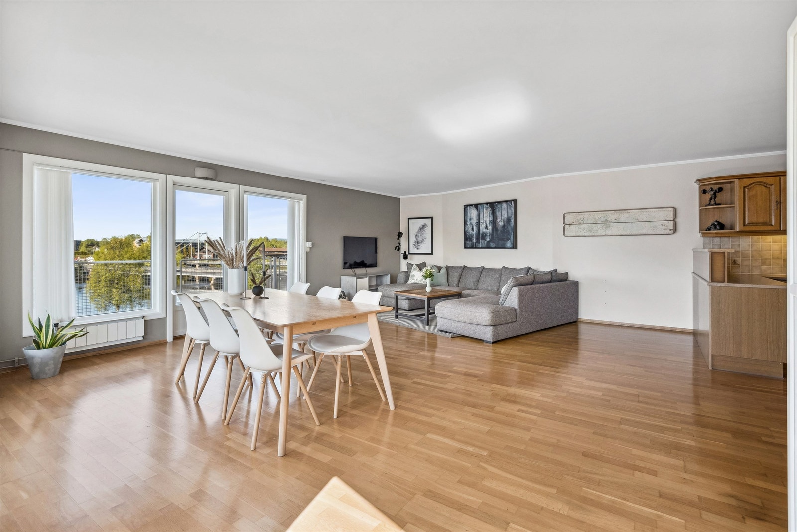 Velkommen inn: Åpen og romslig stue med flere møbleringsmuligheter Galleribilde