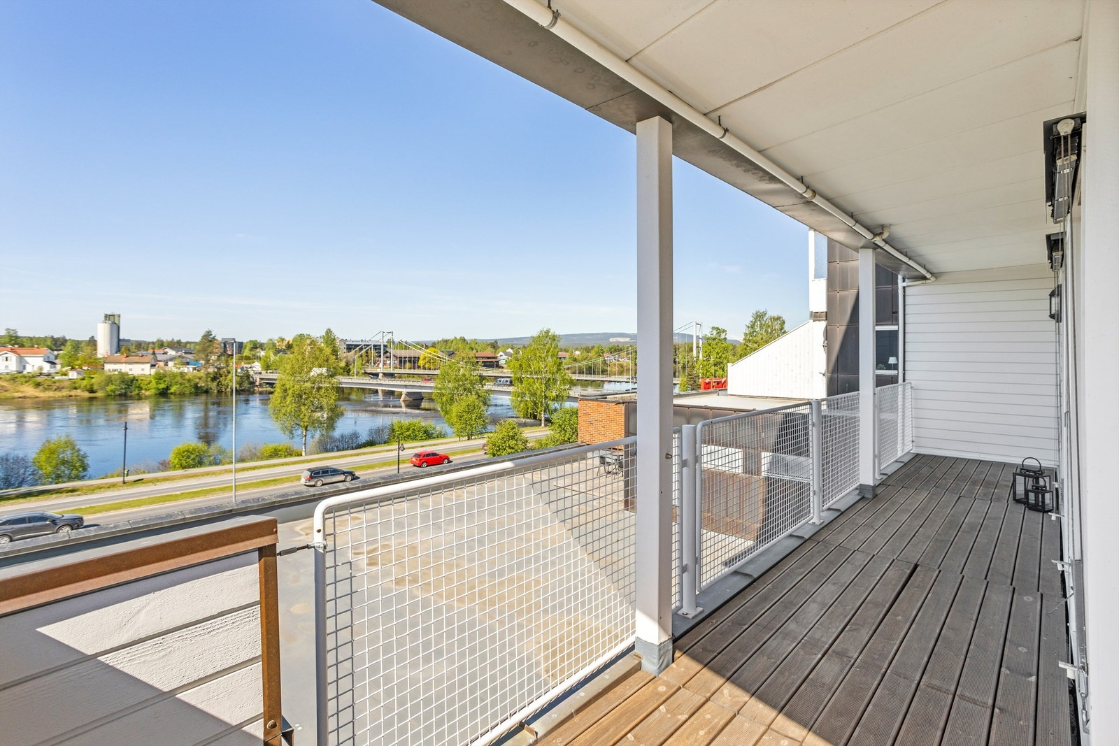 Fra den vestvendte balkongen er det fin utsikt mot Glomma! Galleribilde