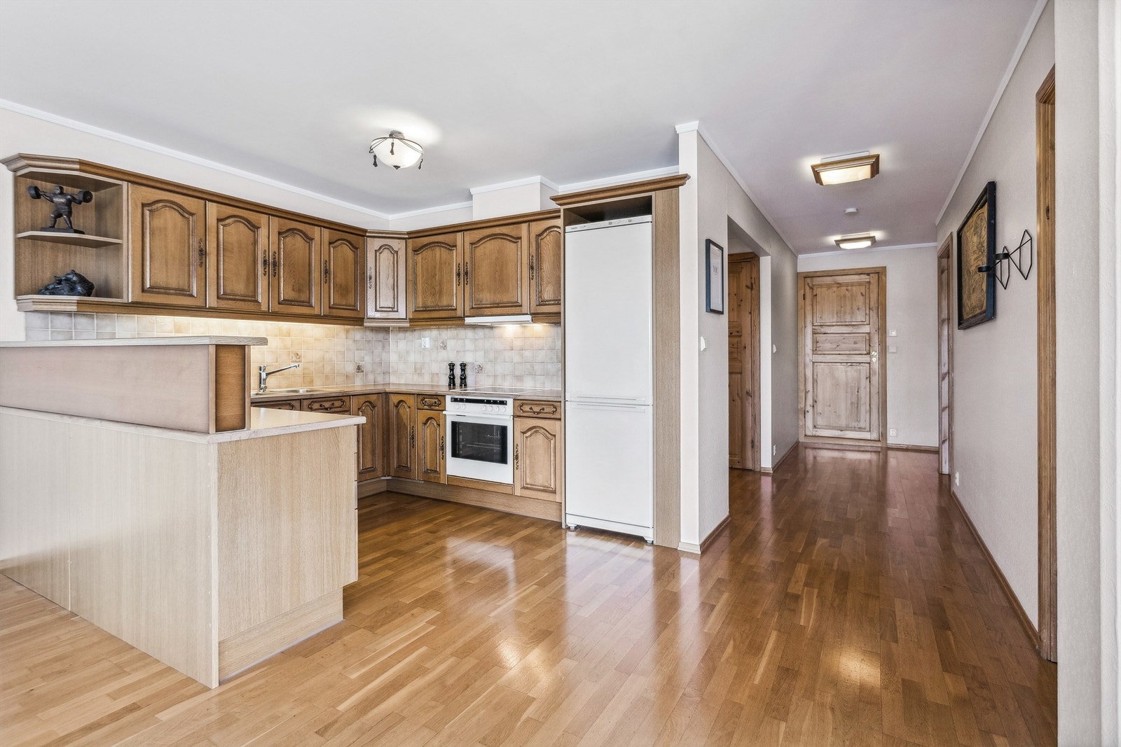 Kjøkken med god skap- og benkeplass Galleribilde