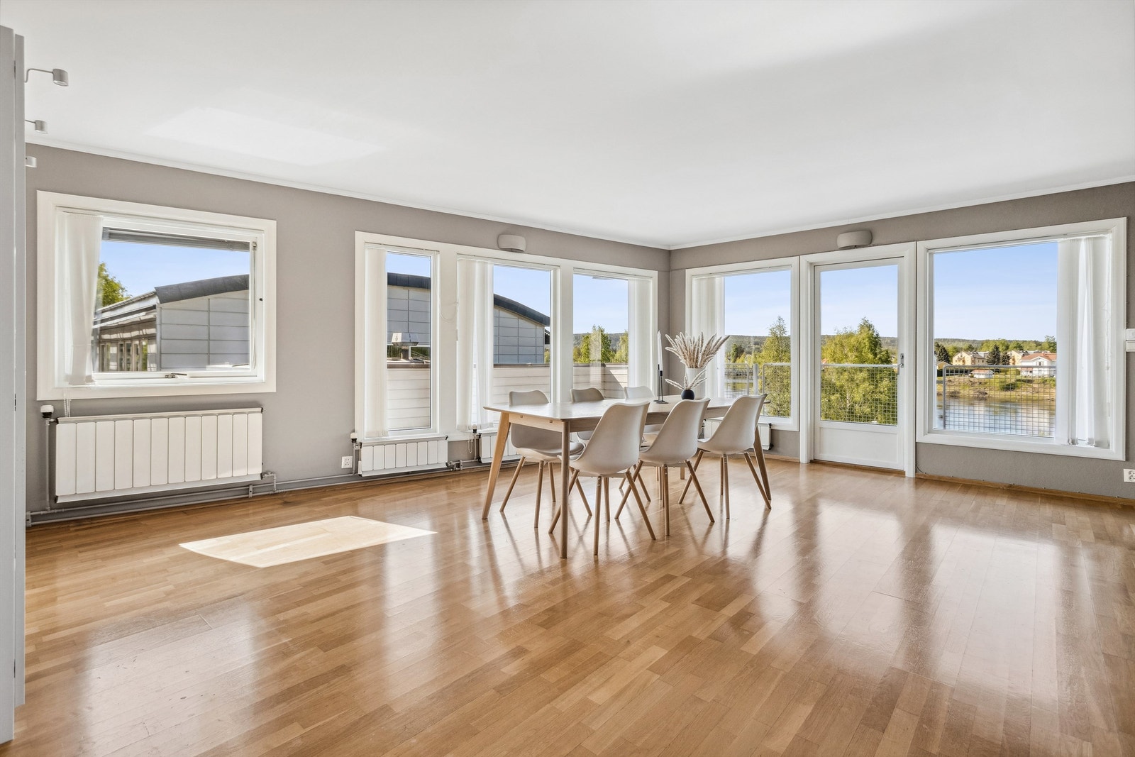 I stuen er det store vindusoverflater som gir godt med sollys inn og fint utsyn Galleribilde