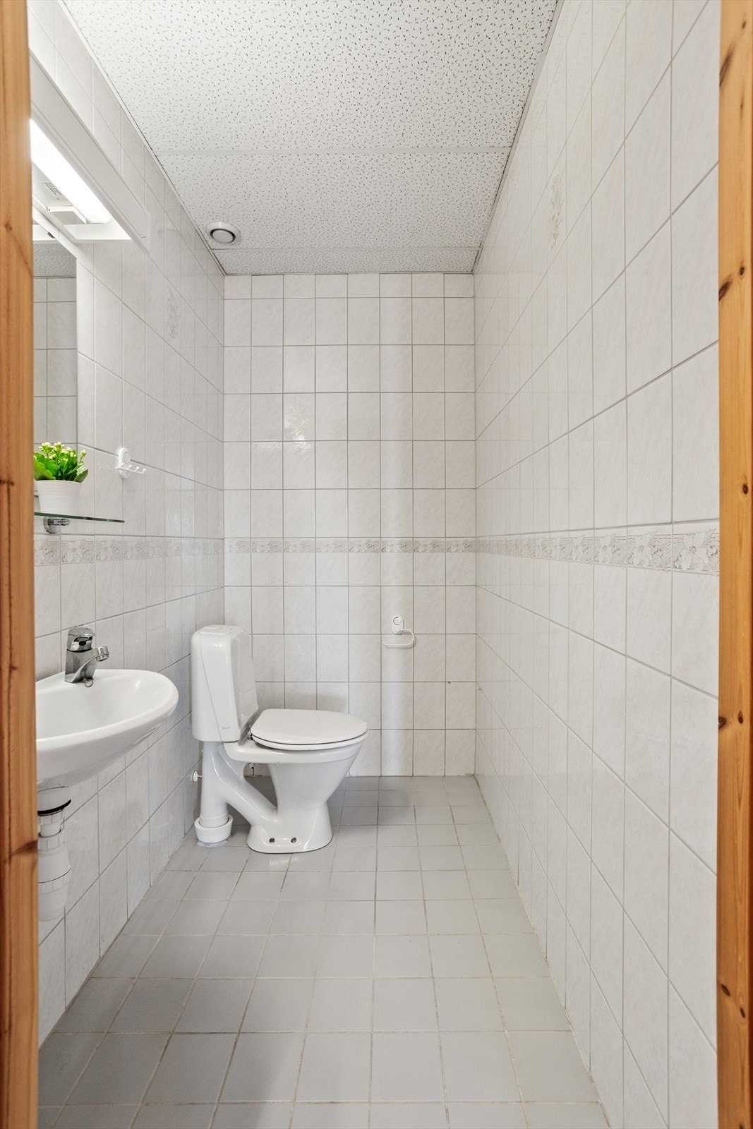 Flislagt separat toalettrom Galleribilde