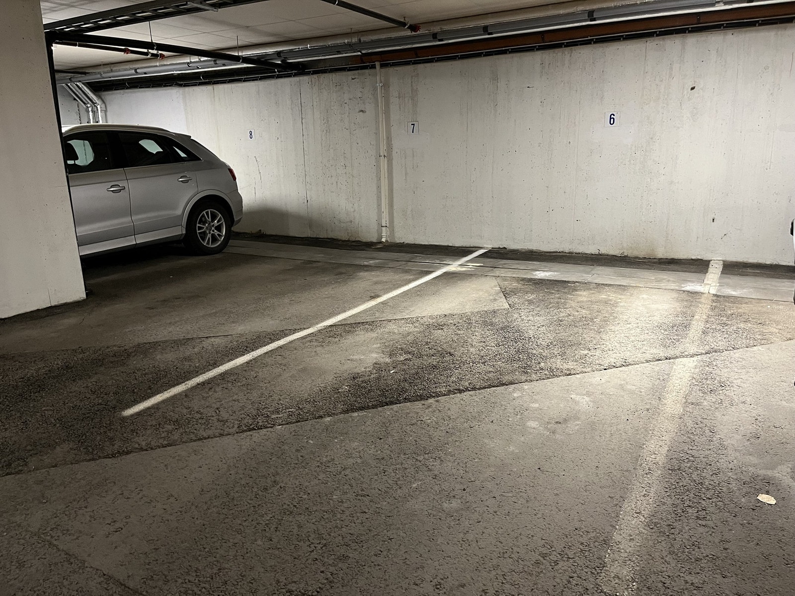 Det medfølger egen parkeringsplass nr. 6 i lukket garasjeanlegg i kjelleren. Galleribilde