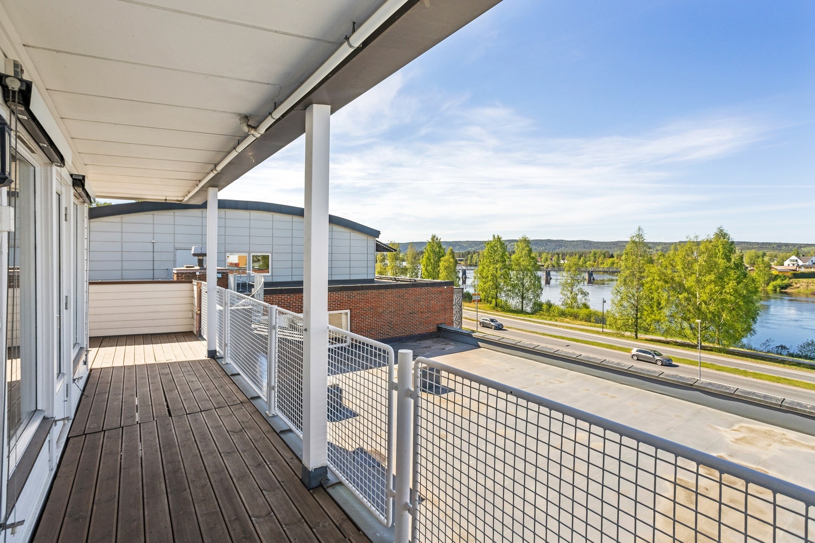 Fra balkongen kan man se Glomma fra Vest til Sør Galleribilde