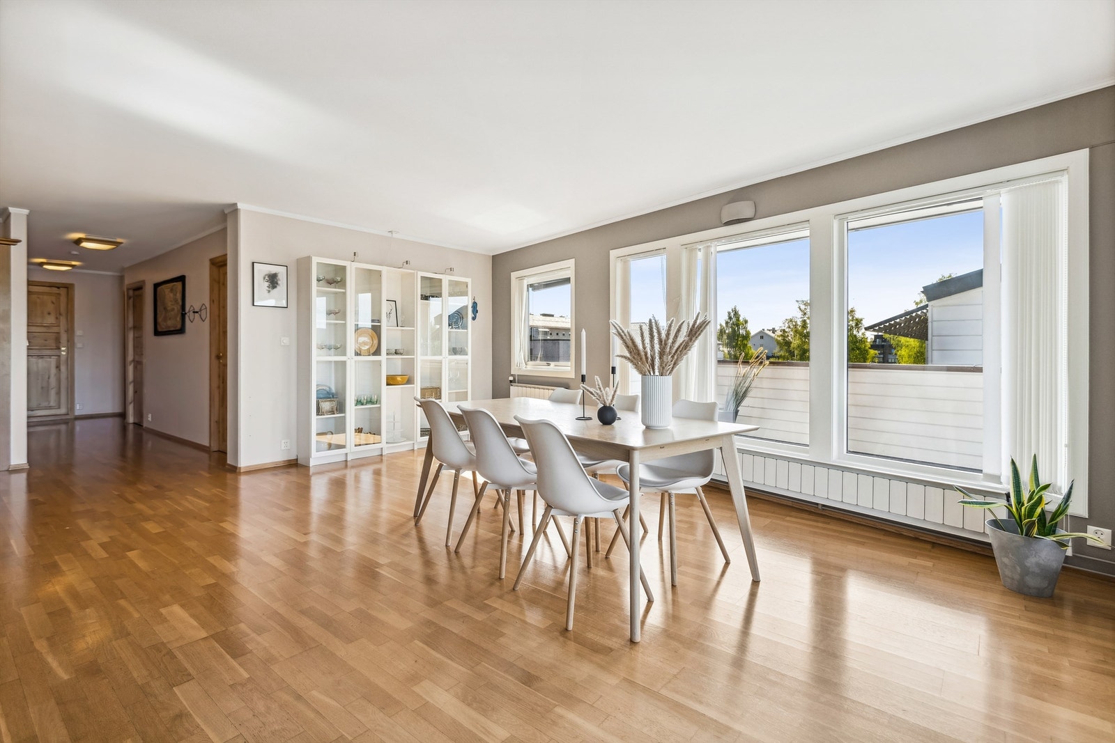 Den romslig stuen gir god plass til både spisebord og sofa, samt en god romfølelse. Oppvarming med fjernvarme er inkludert i felleskostnadene. Galleribilde