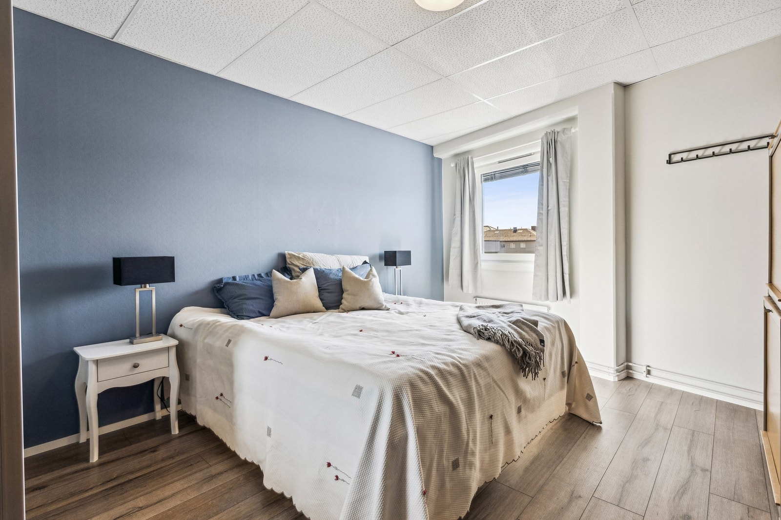 Hovedsoverommet med plass til garderobeskap Galleribilde