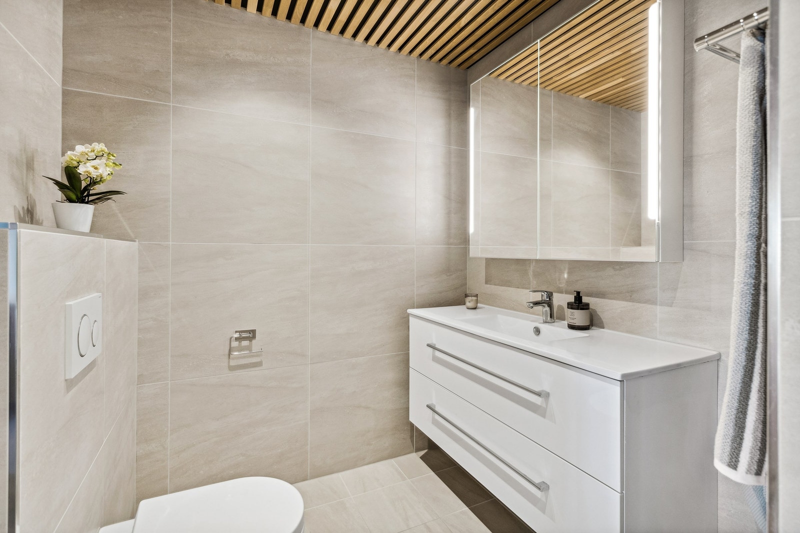 Flott flislagt bad i moderne utførelse Galleribilde