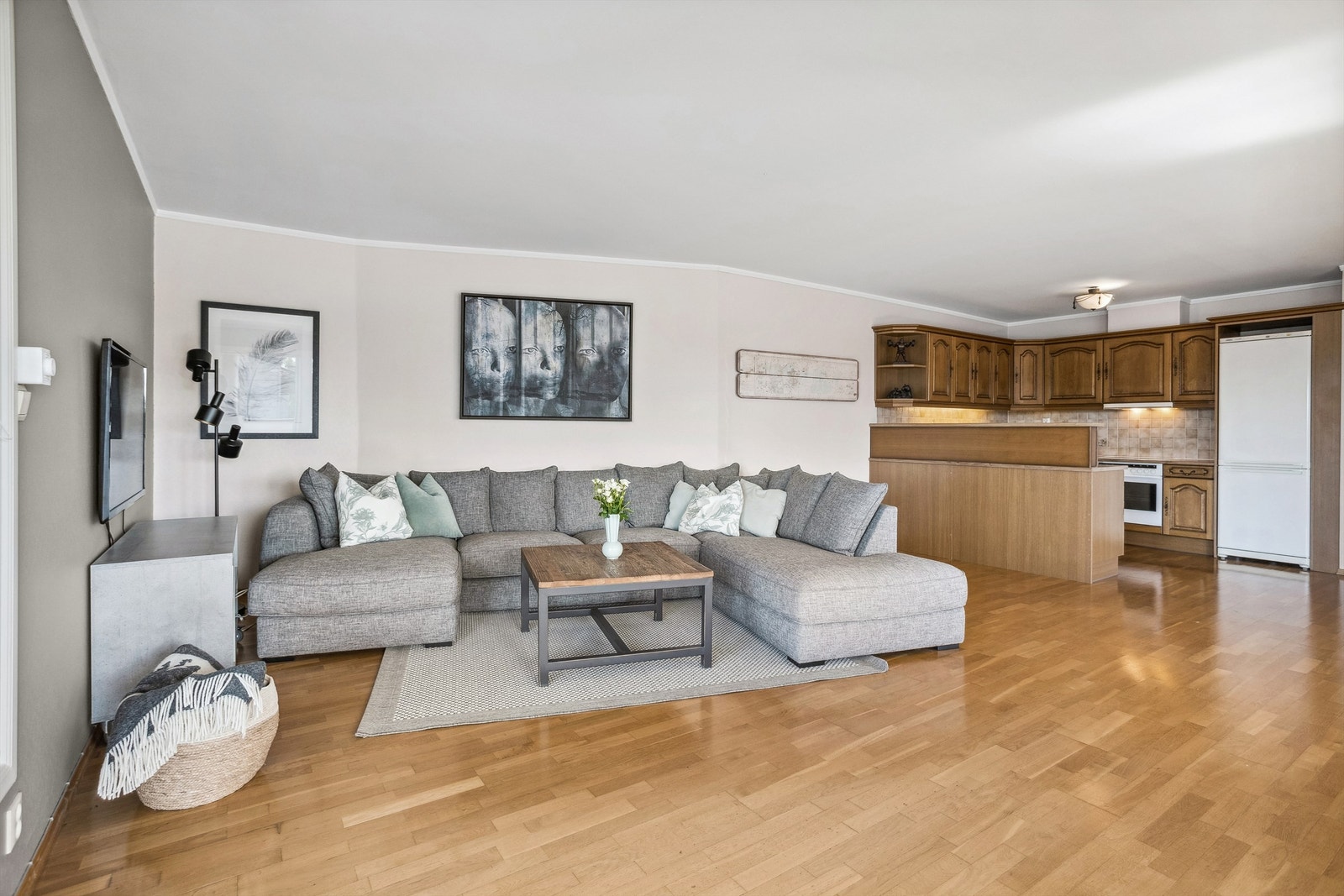 Stuen er malt med lyse og moderne farger Galleribilde