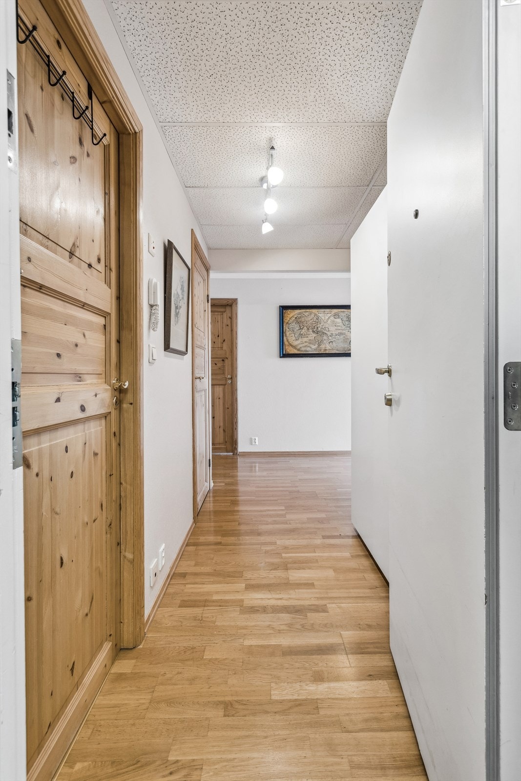 Entré med praktisk garderobeskap Galleribilde