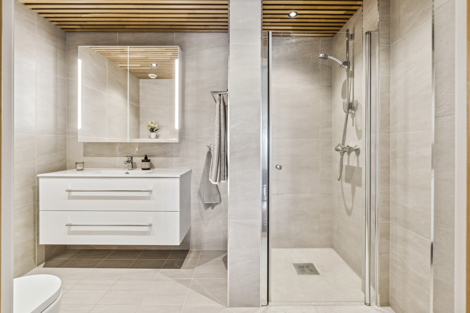 Badet har moderne innredning, dusjnisje og downlights i taket Galleribilde