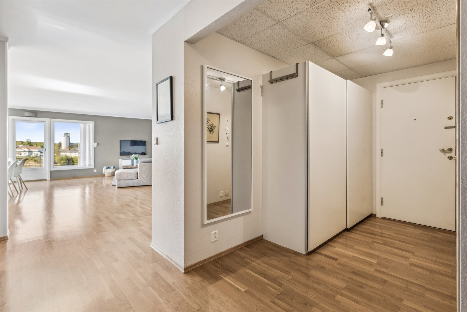 Fra gangen kommer man inn i den romslige stue/-kjøkkendelen i leiligheten Galleribilde