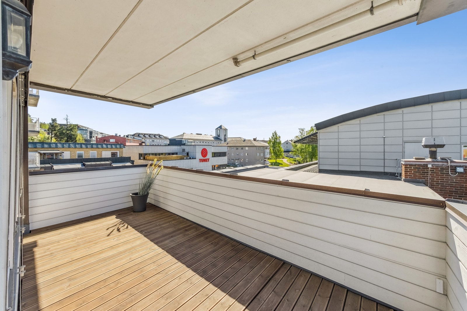 Balkong med utsikt til Glomma i Vest og parken i Sør Galleribilde