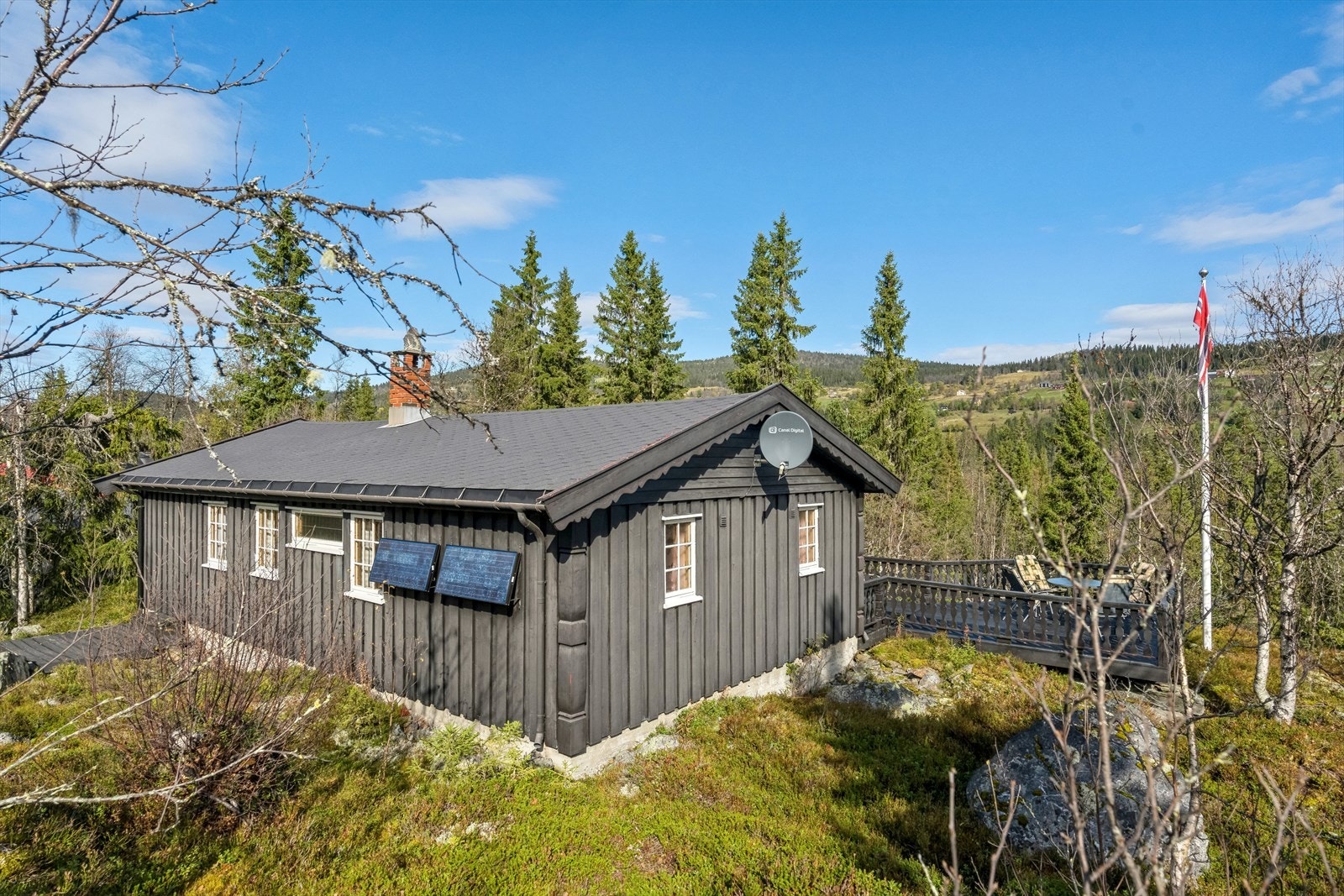 Enkel og hyggelig hytte oppført i 1976, med strøm fra solcelleanlegg. Galleribilde