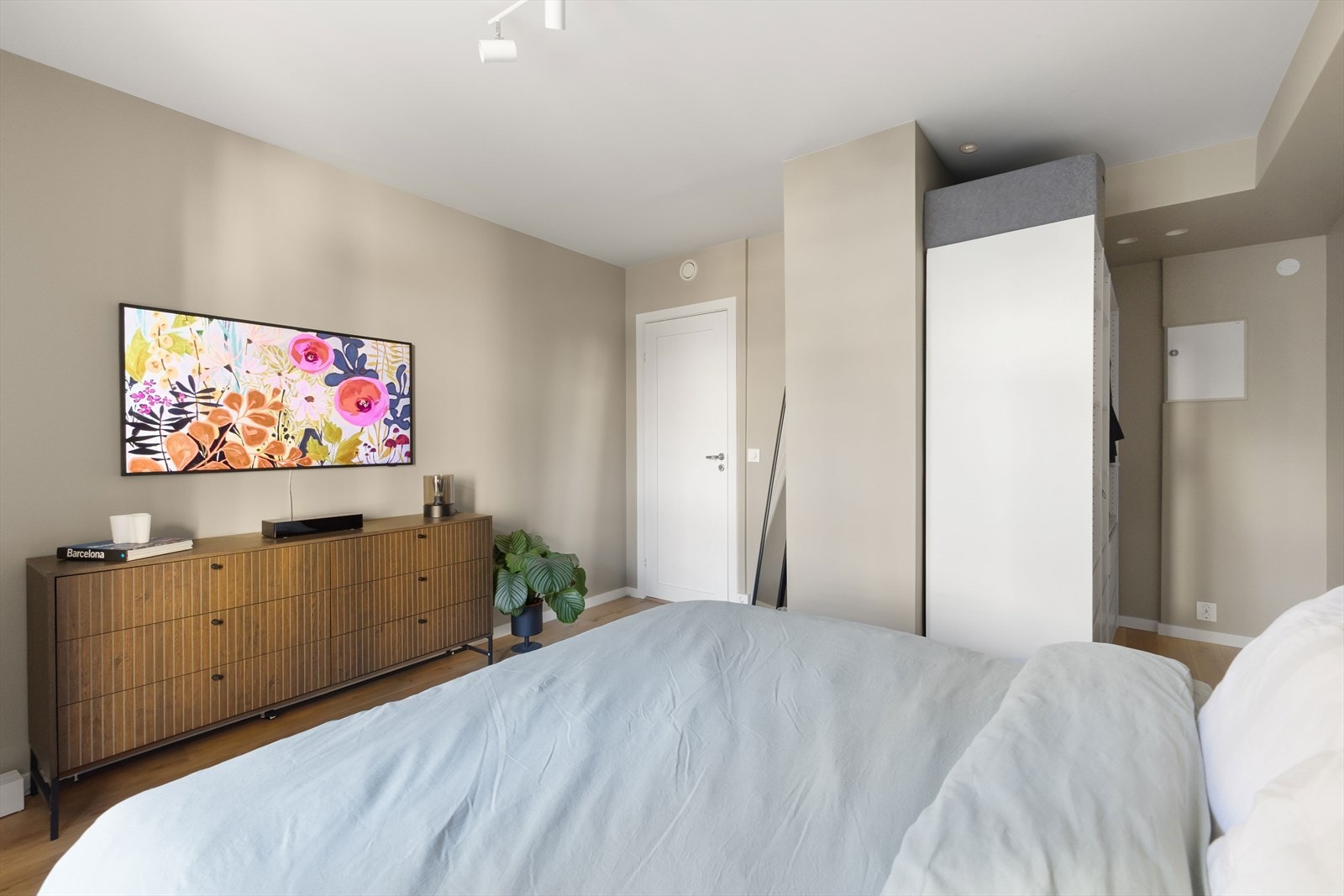 Rommet har fin utforming og stor garderobeløsning. Galleribilde