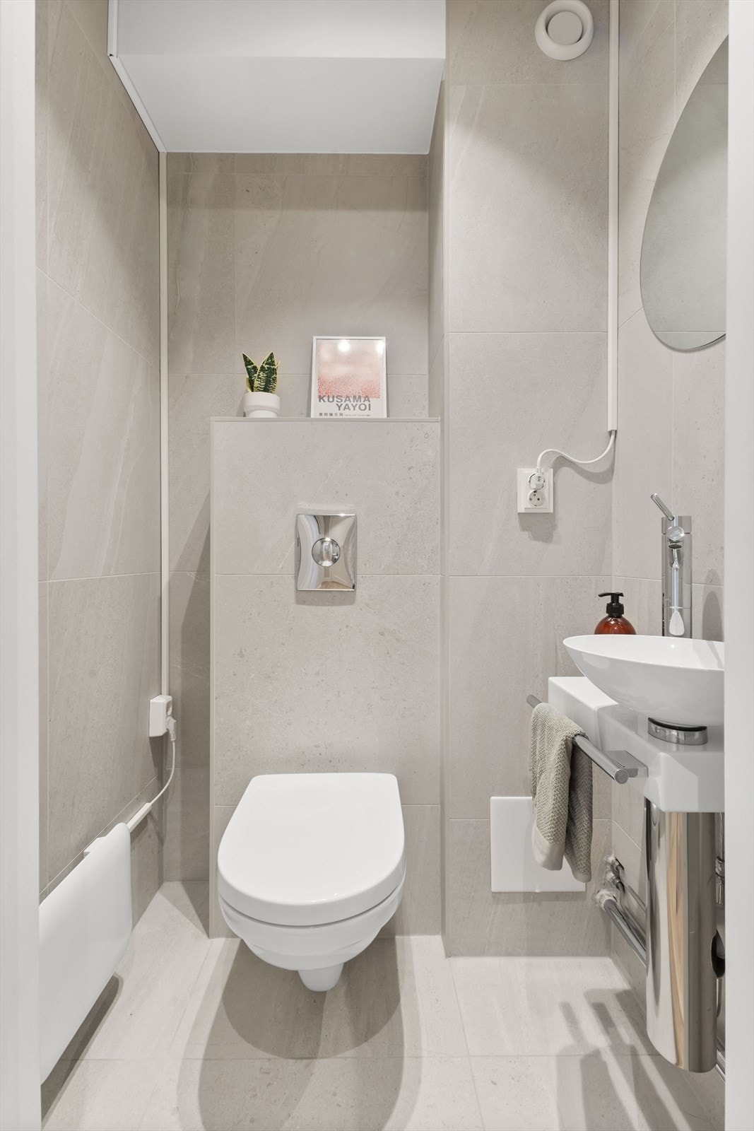 Eget toalettrom med vegghengt klosett og servant. Galleribilde