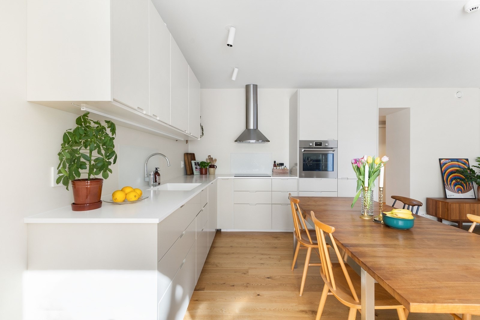 Hele leiligheten ble pusset opp i 2022 og er utført i et delikat og tidløst design. Galleribilde