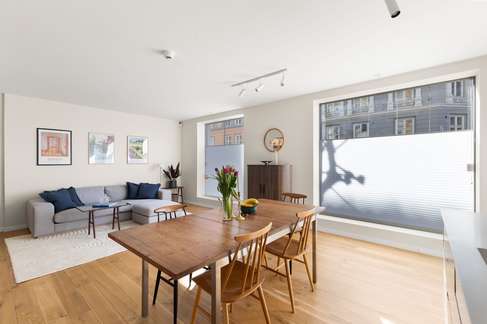 Det er god plass til sofagruppe, mediamøbler og spisestuebord. Galleribilde