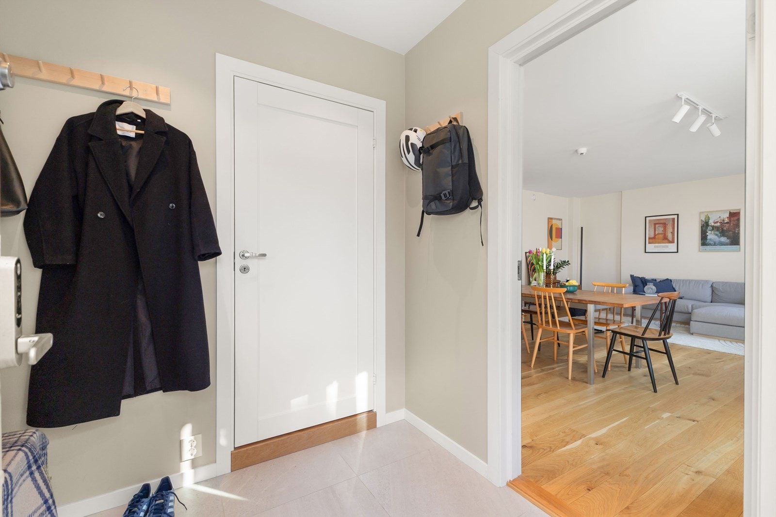 Innbydende entré med gulvvarme og svært delikate og pene overflater. Galleribilde