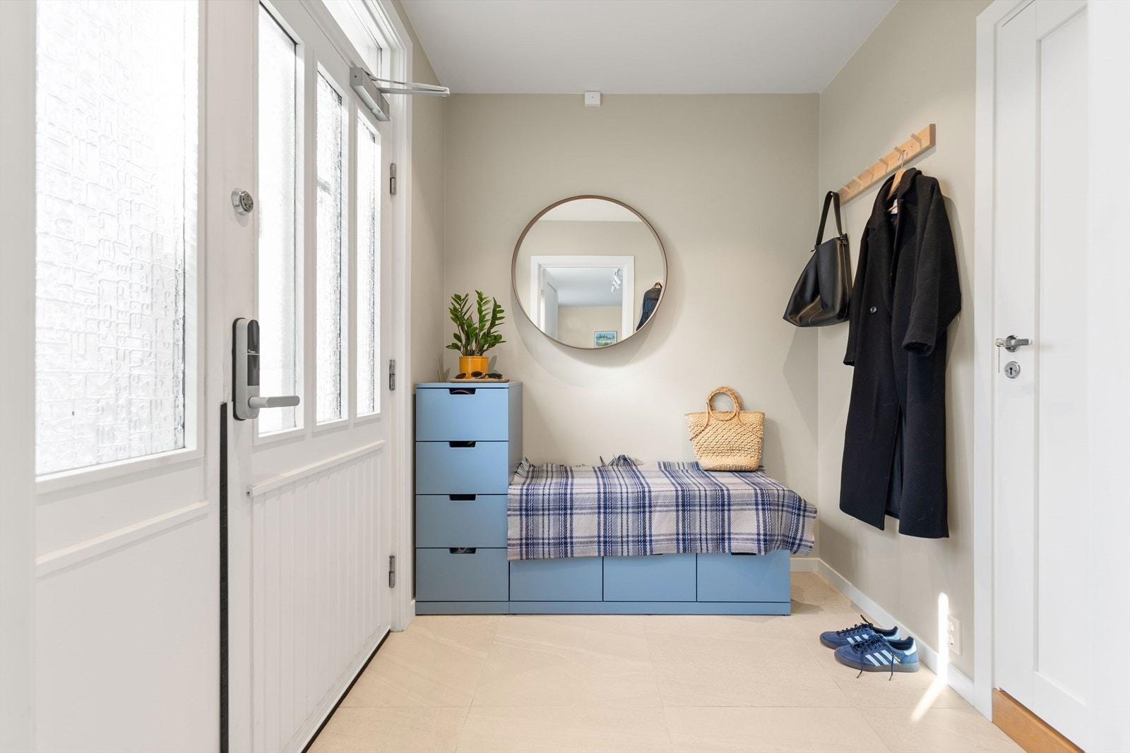 Leiligheten har enkel adkomst i 1. etasje med egen inngang. Galleribilde