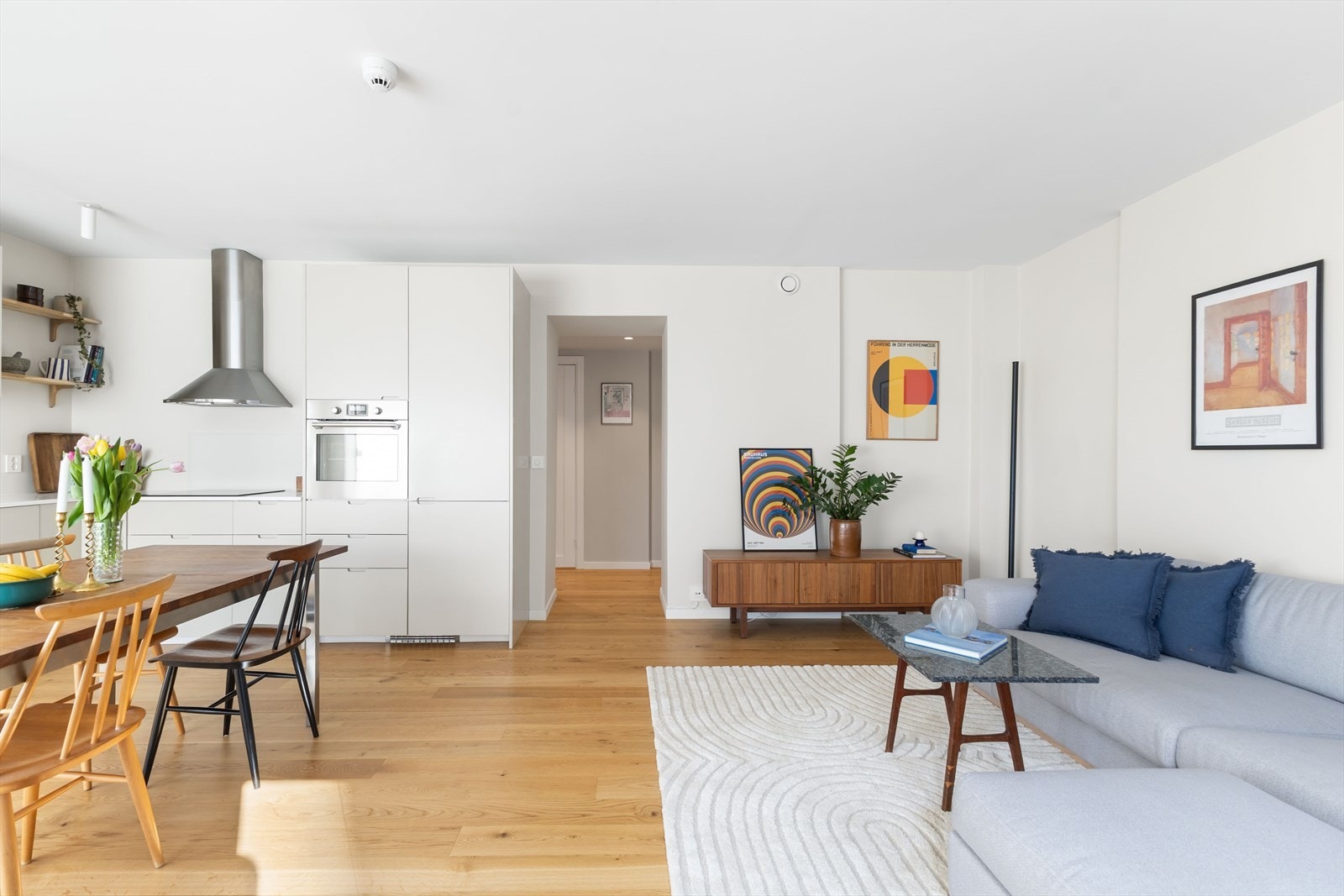 Stuen er leilighetens hjerte med store vindusflater som strekker seg fra gulv til tak og som gir godt med lysinnslipp. Galleribilde