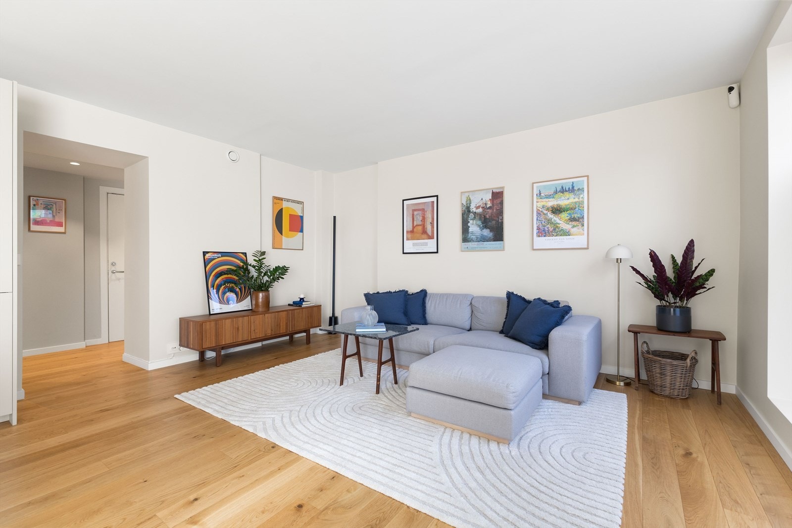 Det er behagelig varmefolie i gulv, og boligen har balansert ventilasjon med varmegjenvinning. Galleribilde