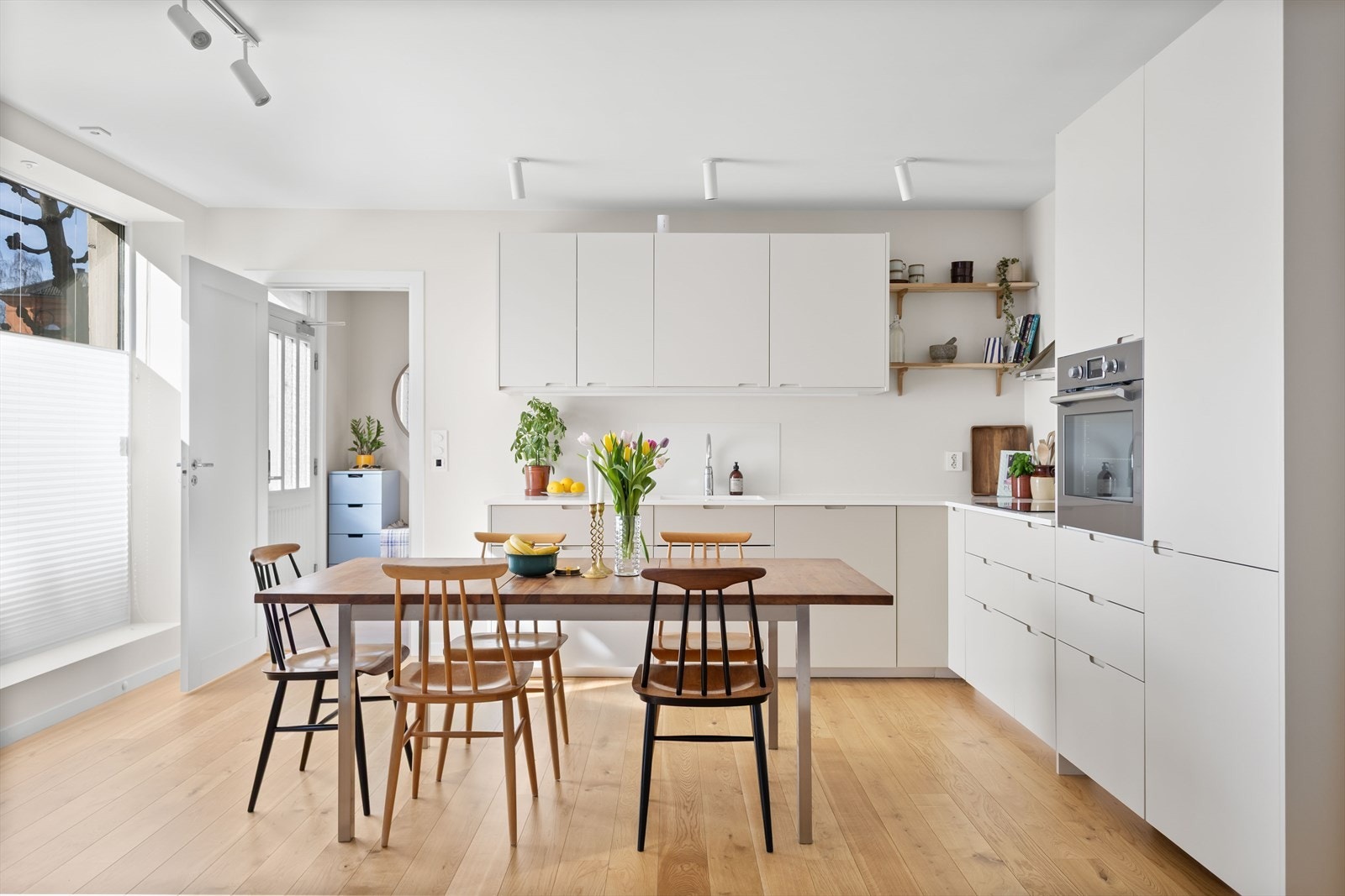 Leiligheten ligger i en klassisk bygård, men holder moderne standard med gjennomtenkte material- og fargevalg. Galleribilde