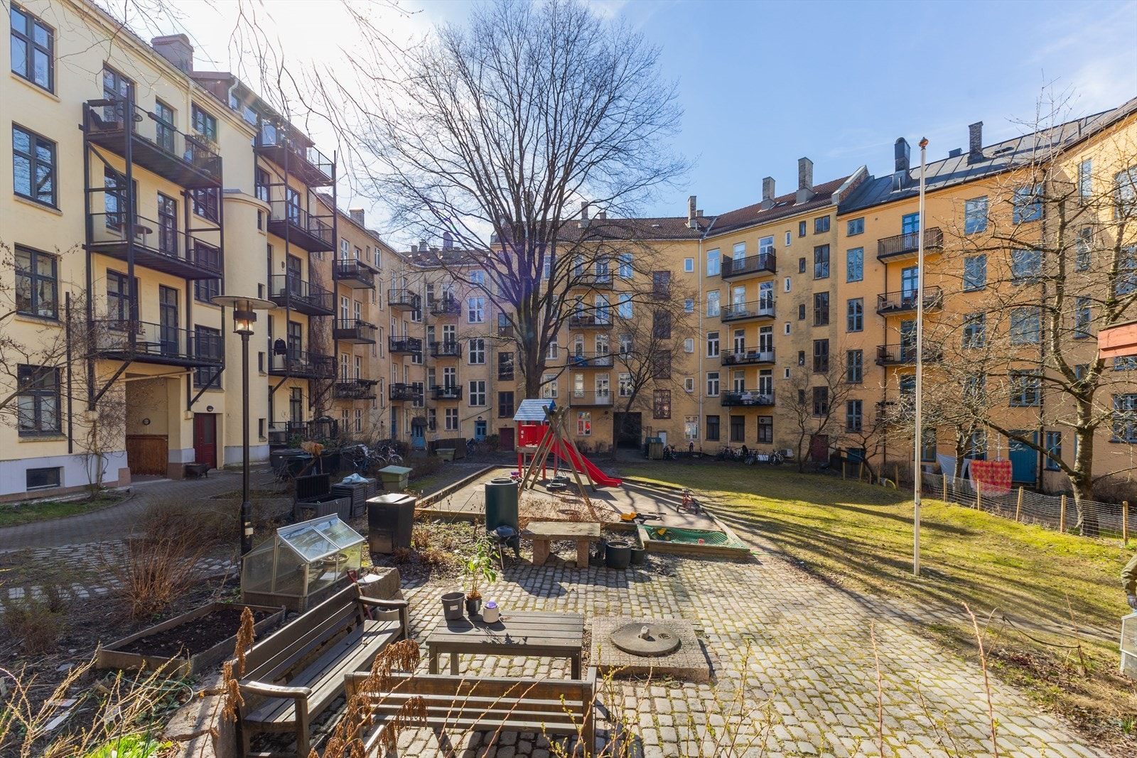 Sameiet har en stor hyggelig bakgård med lekestativer og sittegrupper. Galleribilde