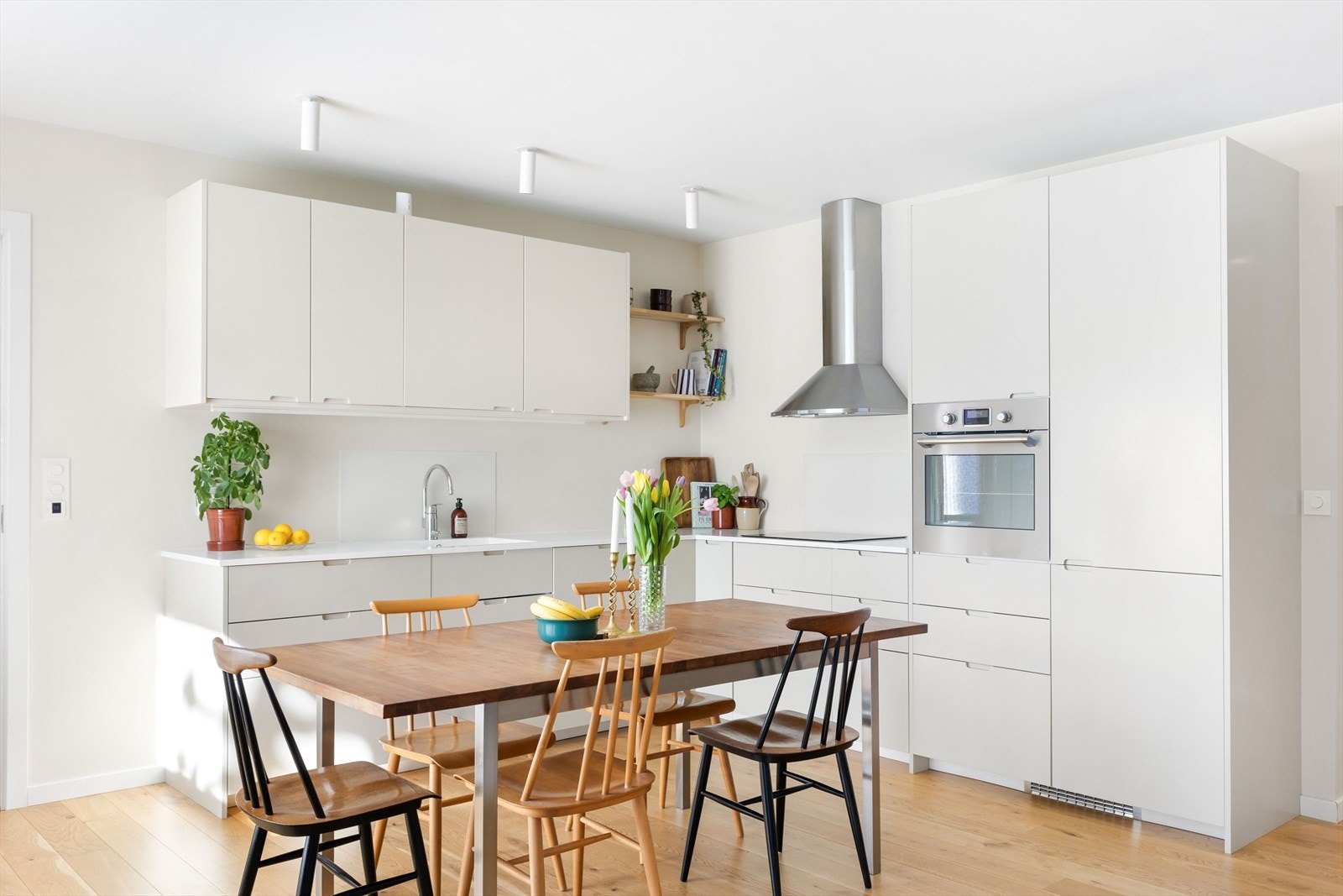 Overflatene er i lyse, harmoniske farger, med pen parkett på gulv og listefrie vinduer og overganger til himling. Galleribilde