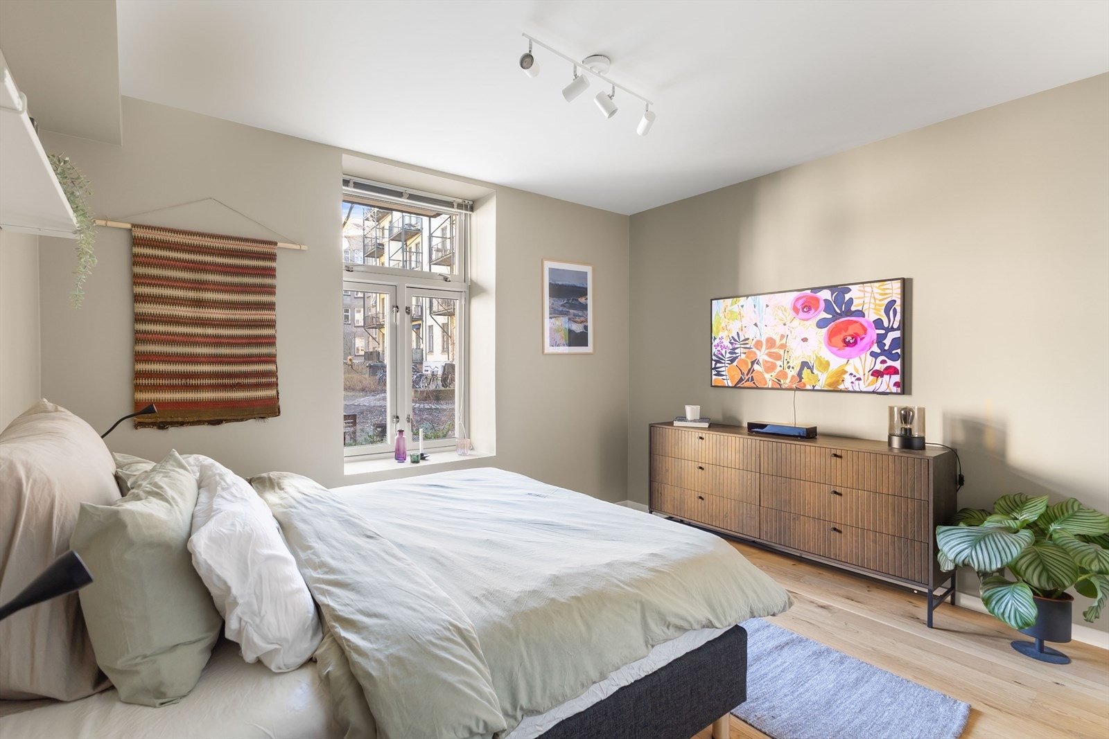 Boligen har to romslige soverom som vender inn mot sameiets bakgård. Galleribilde