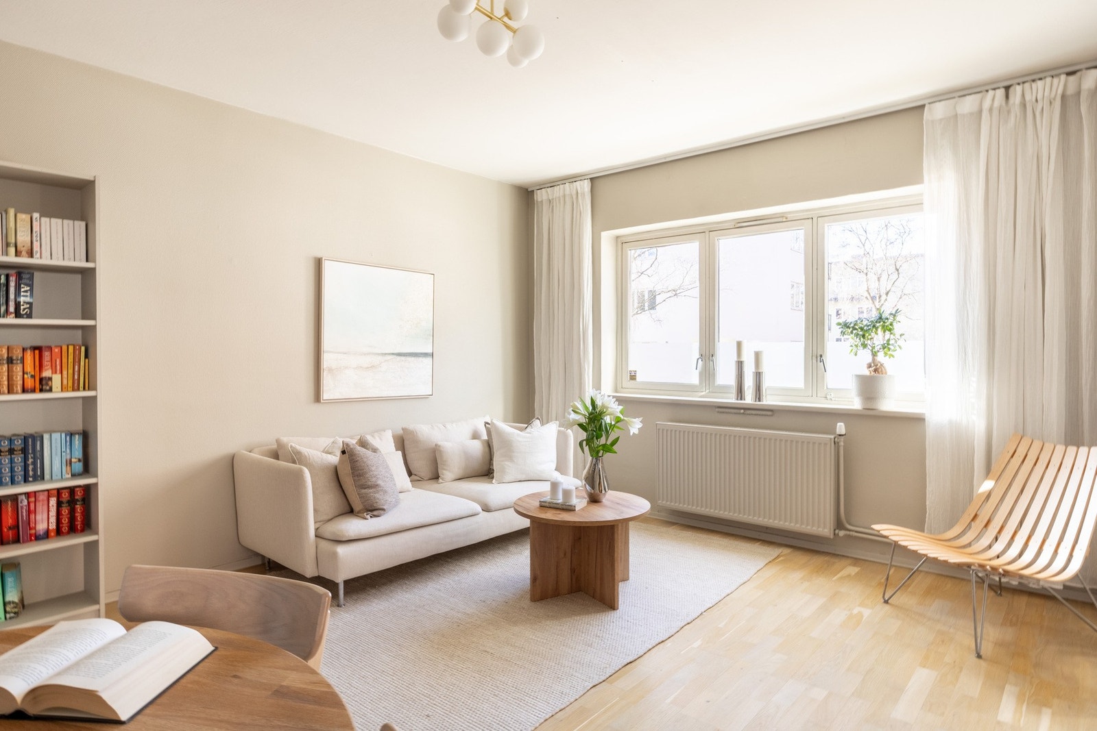 Lys og innbydende 2-roms selveier med god standard, praktisk planløsning og sentral beliggenhet. Galleribilde