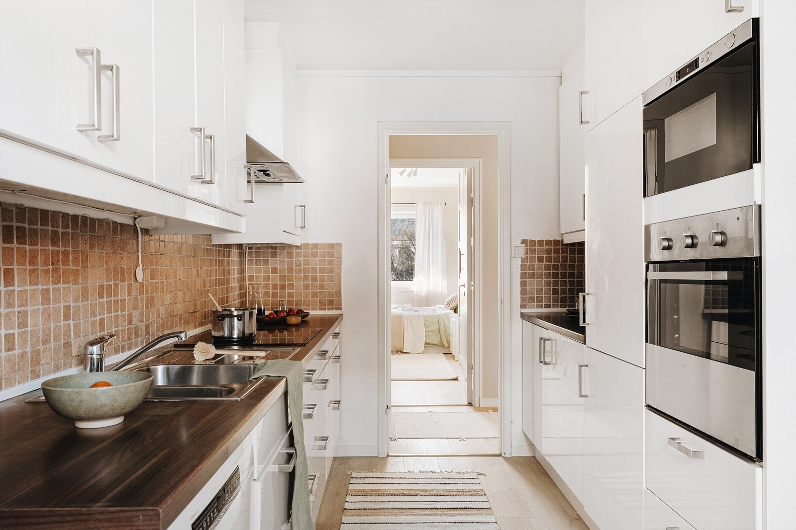 Kjøleskapet er nytt fra 2022 og oppvaskmaskinen er fra 2024 Galleribilde