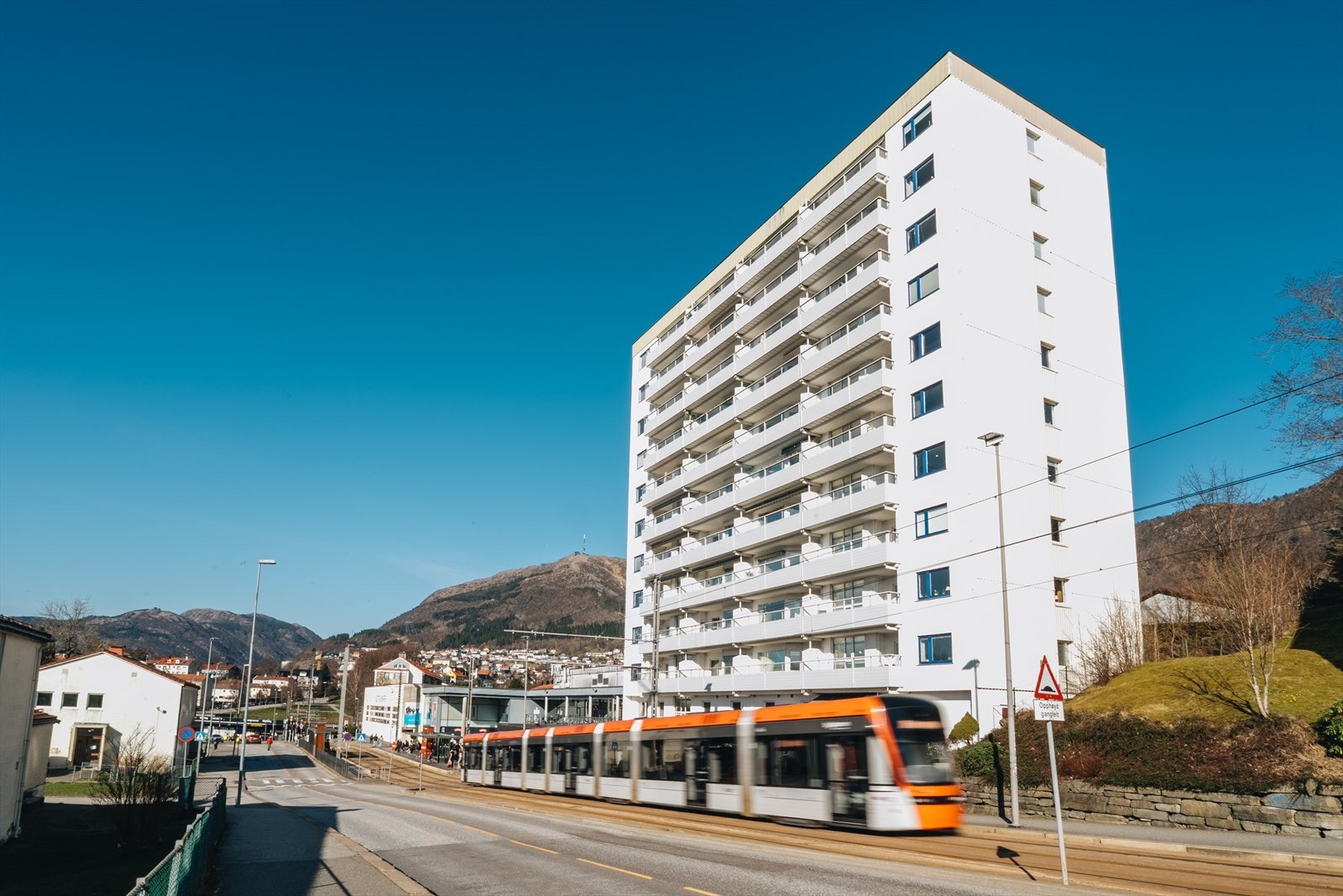 Fra leiligheten er det et under ett minutts gange til Sletten Senter, med det meste av service- og serveringstilbud. Du finner butikker som Meny (m/ Posten i butikk), Vinmonopolet, Apotek 1, Mani, frisør, klesbutikk, og blomsterbutikk m.m. Galleribilde