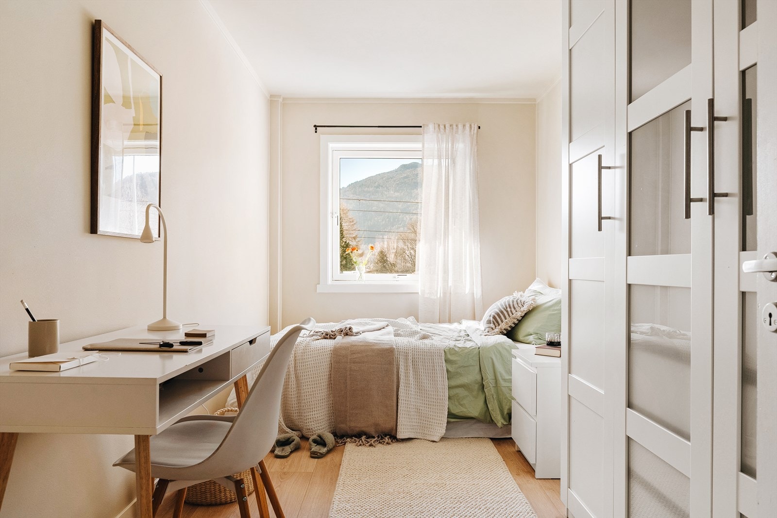 Leilighetens andre soverom (10,2 m²) ble malt i mars 2025, med en lekker og tidsriktig farge, både på vegger og tak. Galleribilde