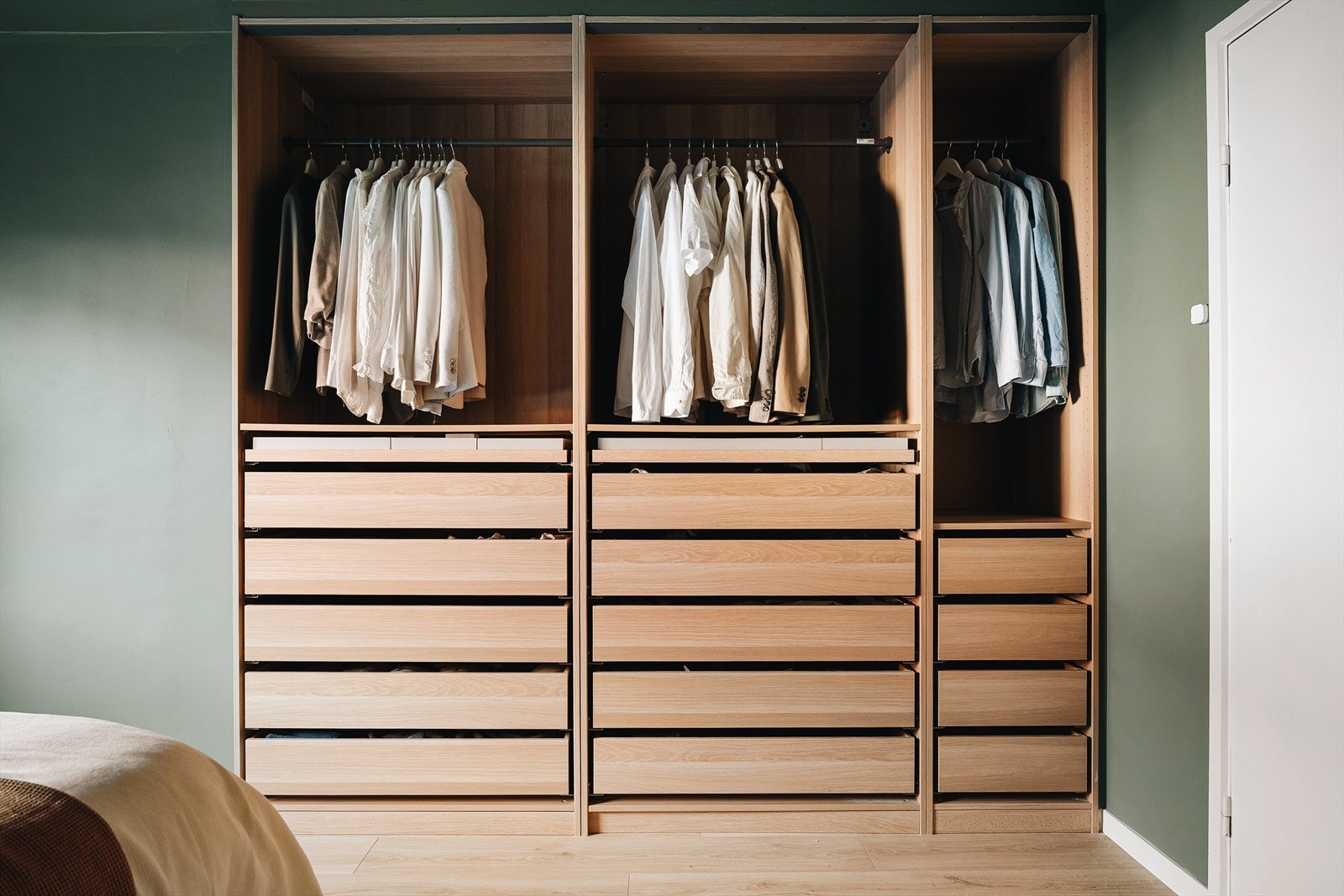 Soverommet ble modernisert med nytt gulv og nye lister, maling av vegger og tak, og nytt garderobeskap i 2023. Galleribilde