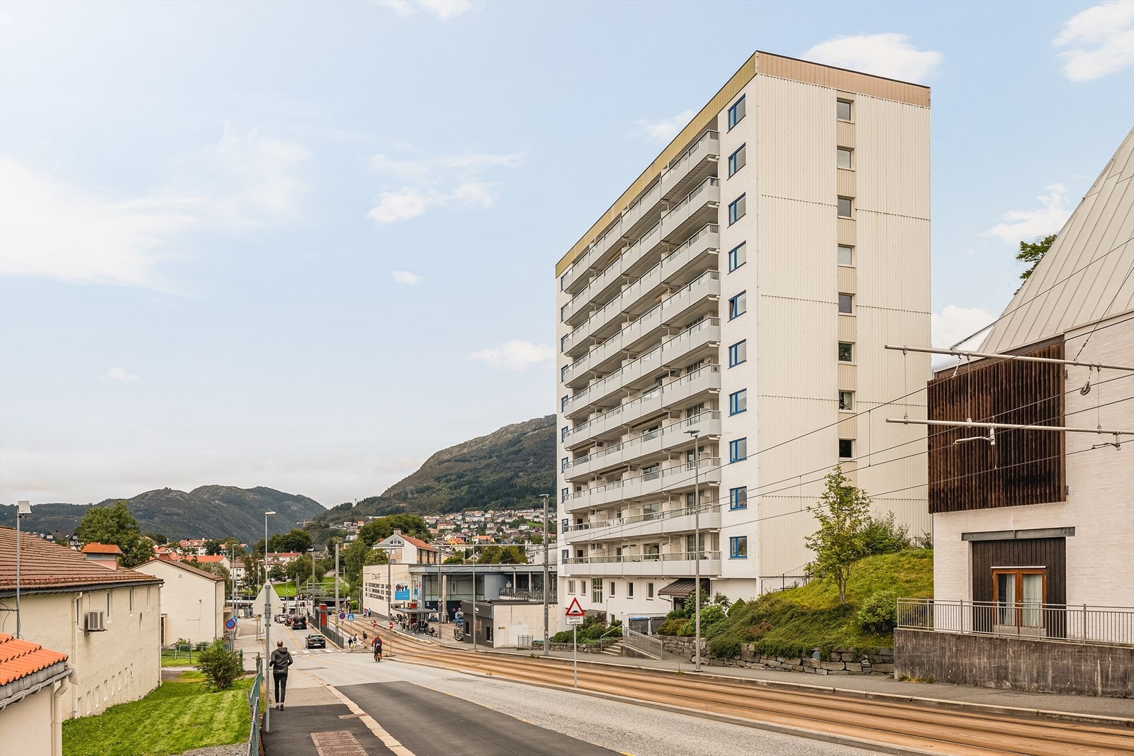 Områdebilde som viser hvor nære blokken er bybane, kollektiv transport og Sletten senter. Galleribilde