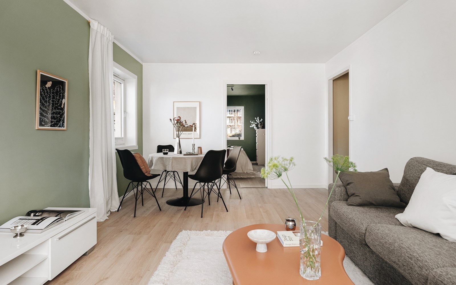 Innbydende stue på 20,7 m² med plass til innredning av sofagruppe og spisebord. Galleribilde