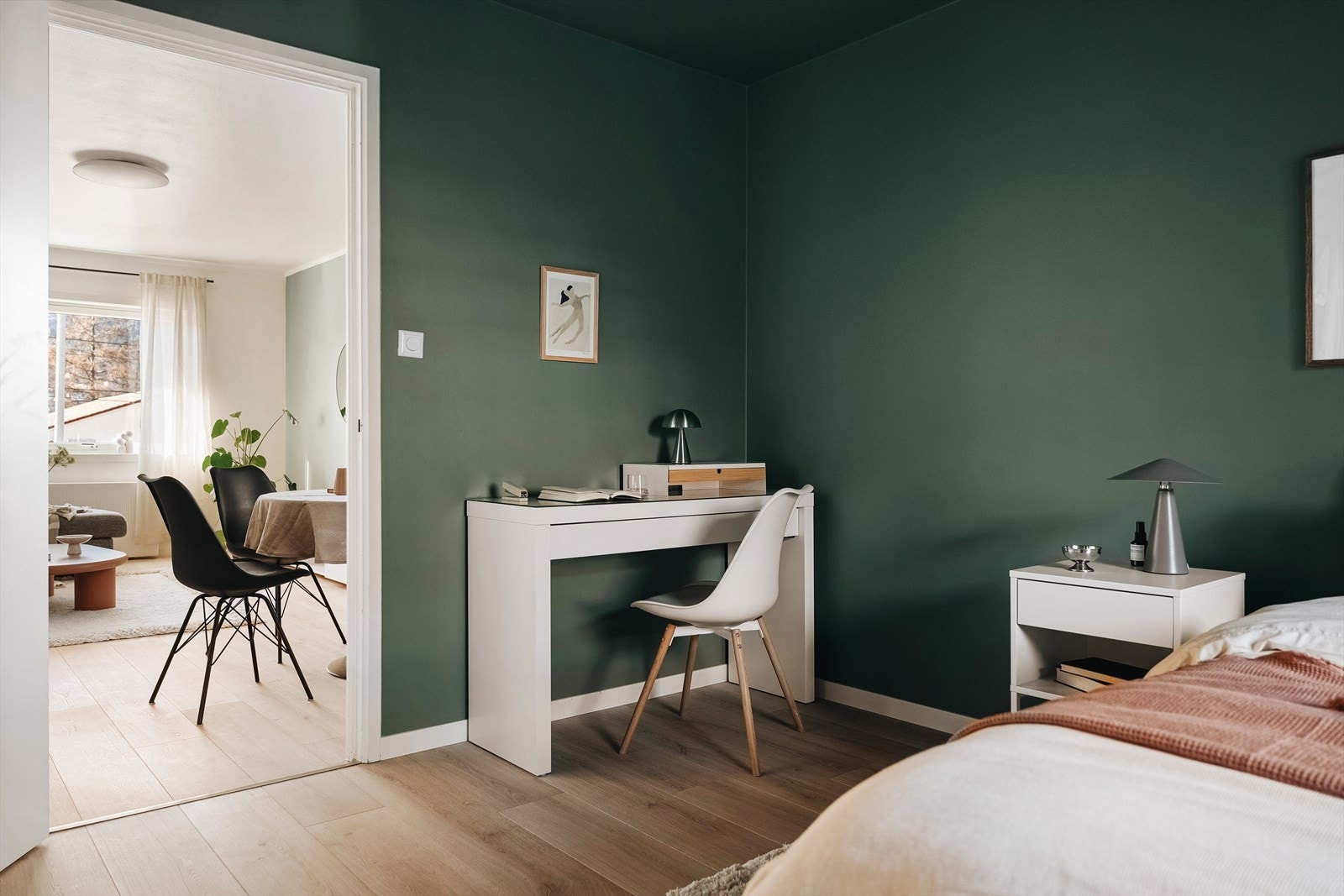 Soverommene kan innredes med dobbeltseng, garderobe og annet ønskelig soveromsmøblement. Galleribilde