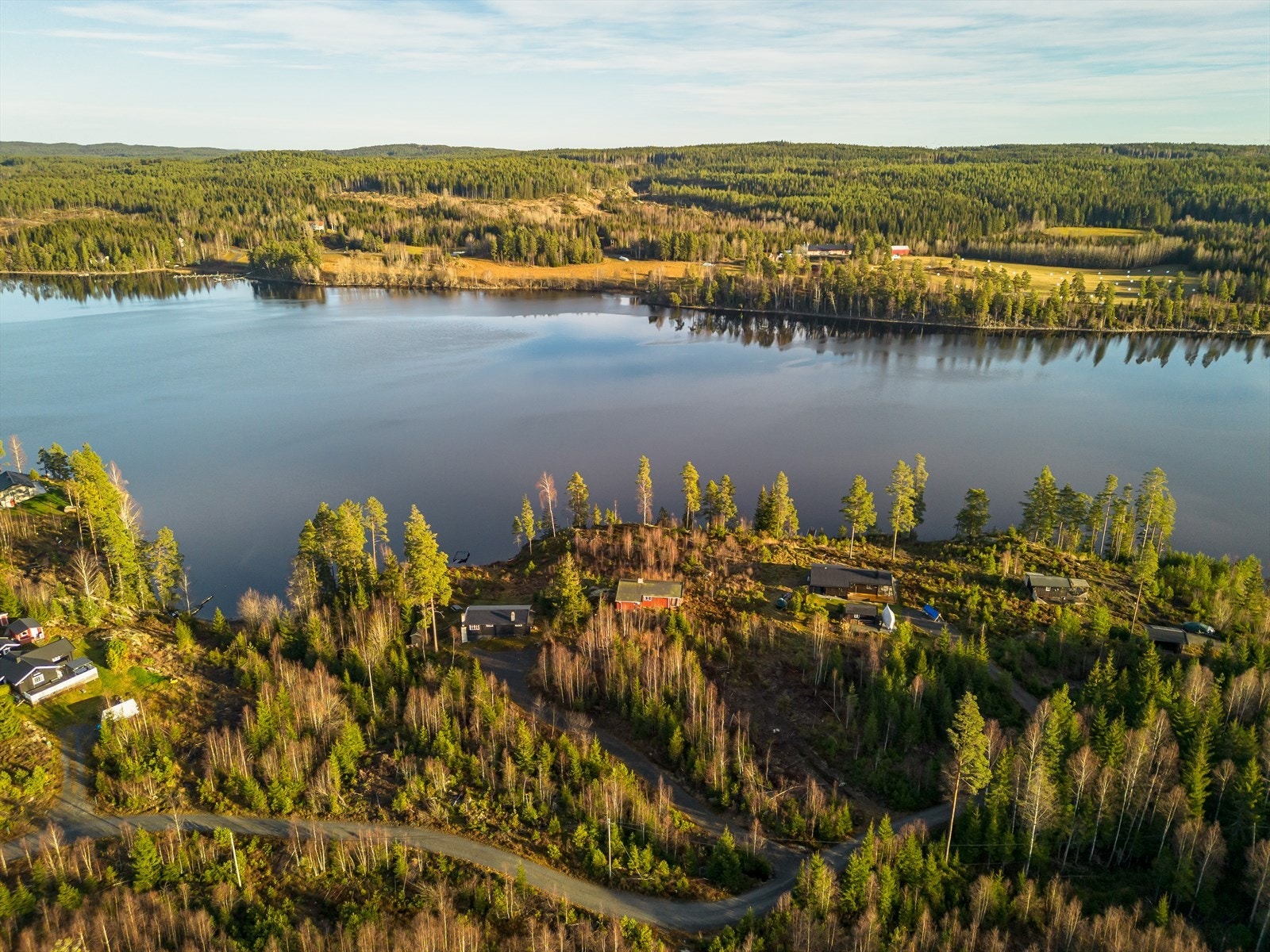 Fra innsjøen har du en fin båtrute som byr på en utrolig vakker reise gjennom Sveriges kanalsystemer og innsjølandskap. Galleribilde