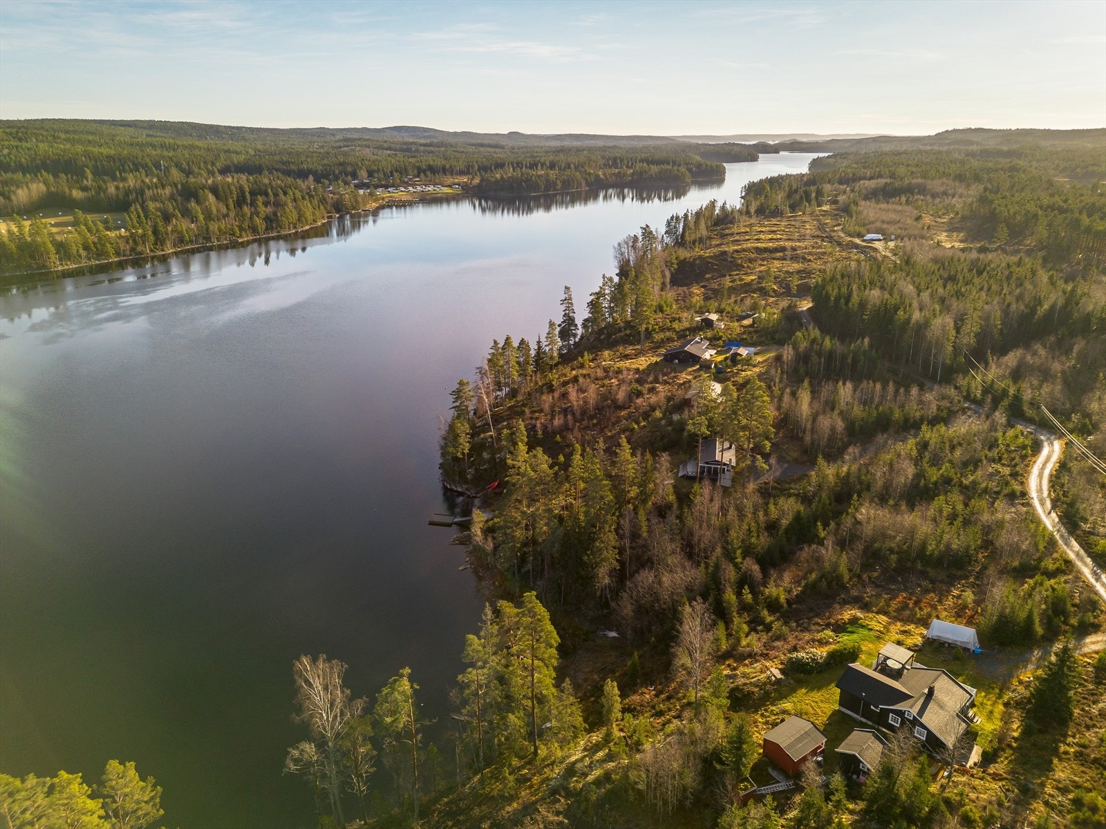 Kommunen har vedtatt reguleringsplan for Viken hytteområde, hvor hensikten med planen er fortetting av eksisterende hytteområde på eiendommen gnr. 122 bnr. 1. Galleribilde