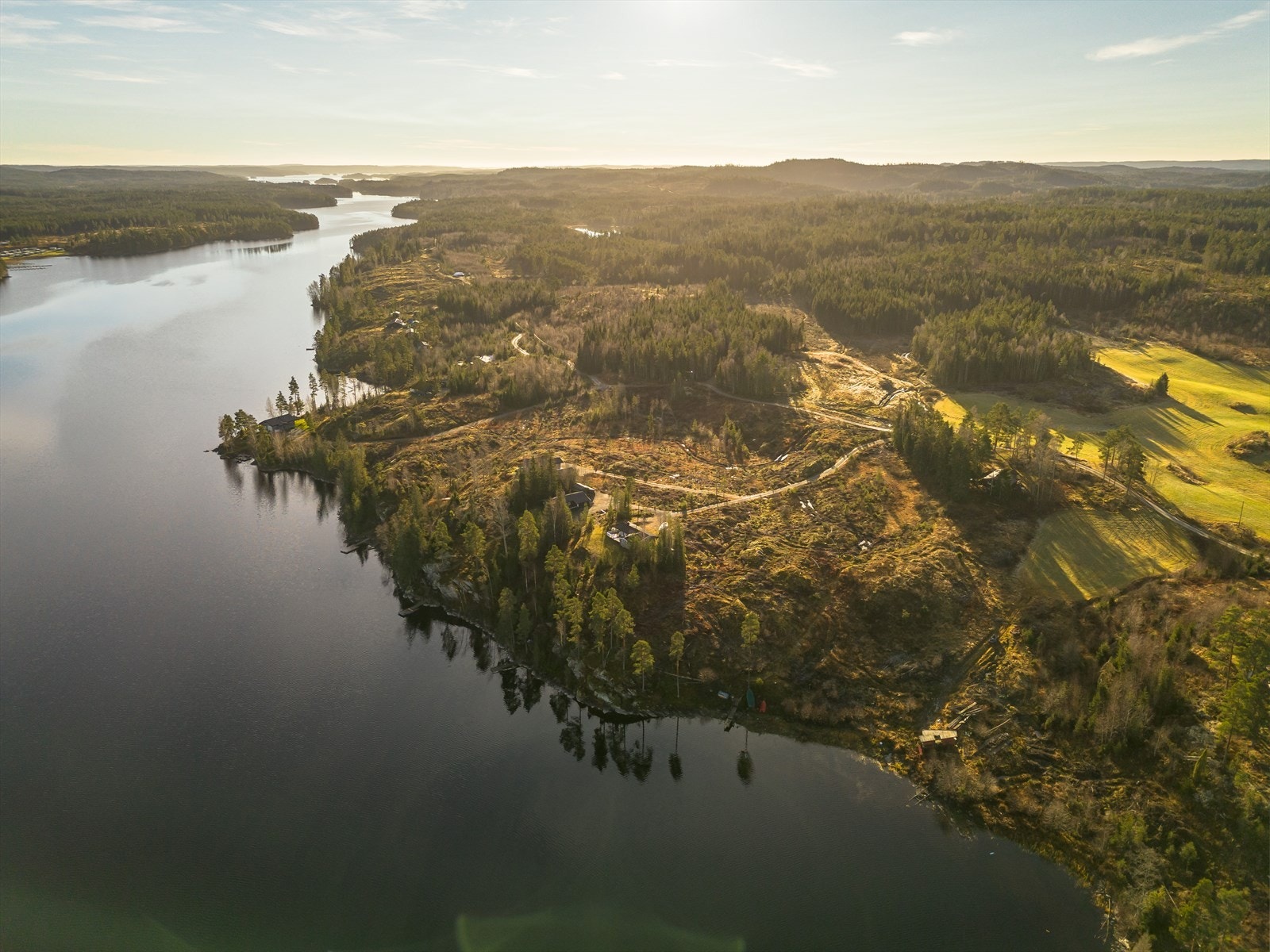 Området byr på enkel tilgang til både skogsområder og vann, og med kun 13 km til Ørje og 100 km til Oslo. Galleribilde