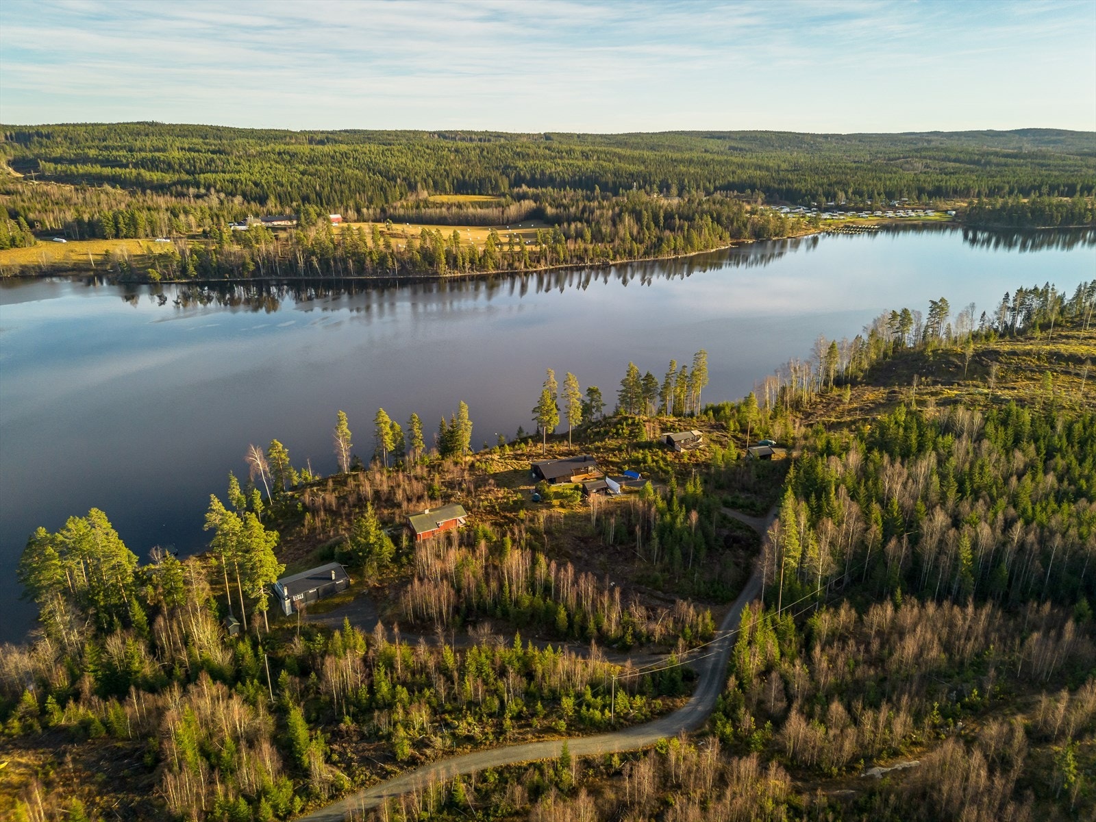 Marker kommune, med sine 310 km² skog og 45 km² vann, tilbyr rike muligheter for friluftsliv, og er et populært område for både hytteeiere og naturelskere. Galleribilde
