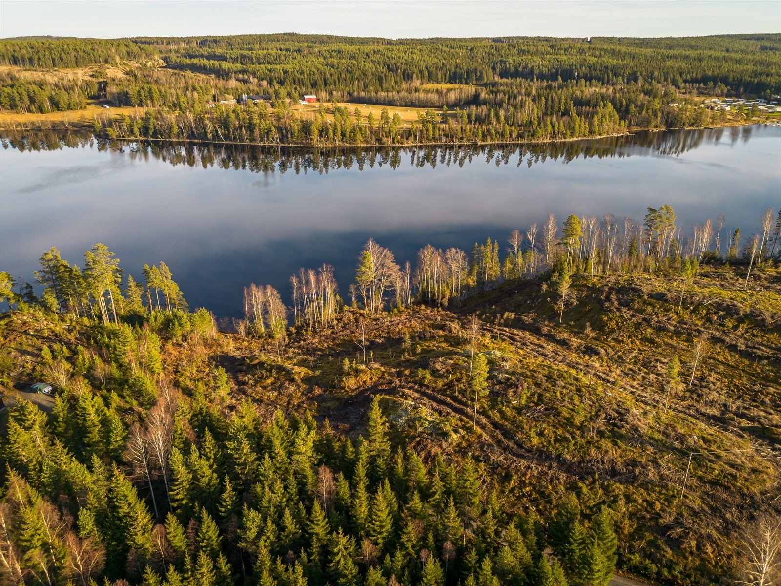 Med en strategisk plassering i forhold til både natur og by, er dette en ideell beliggenhet for den som ønsker det beste fra begge verdener. Galleribilde