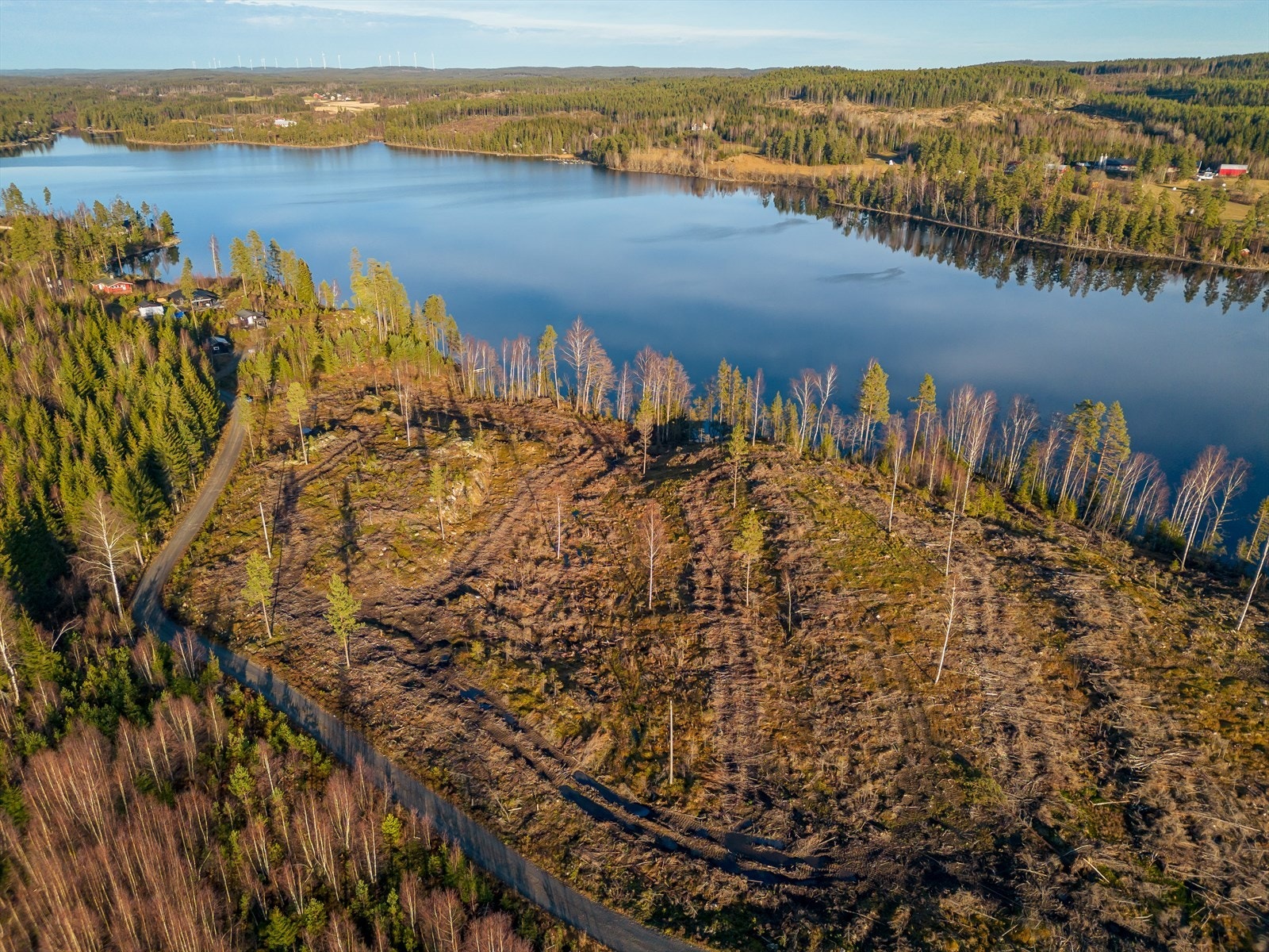 Tomtene ligger ved den vakre innsjøen Store Le som ligger på grensa mellom Norge og Sverige. Galleribilde