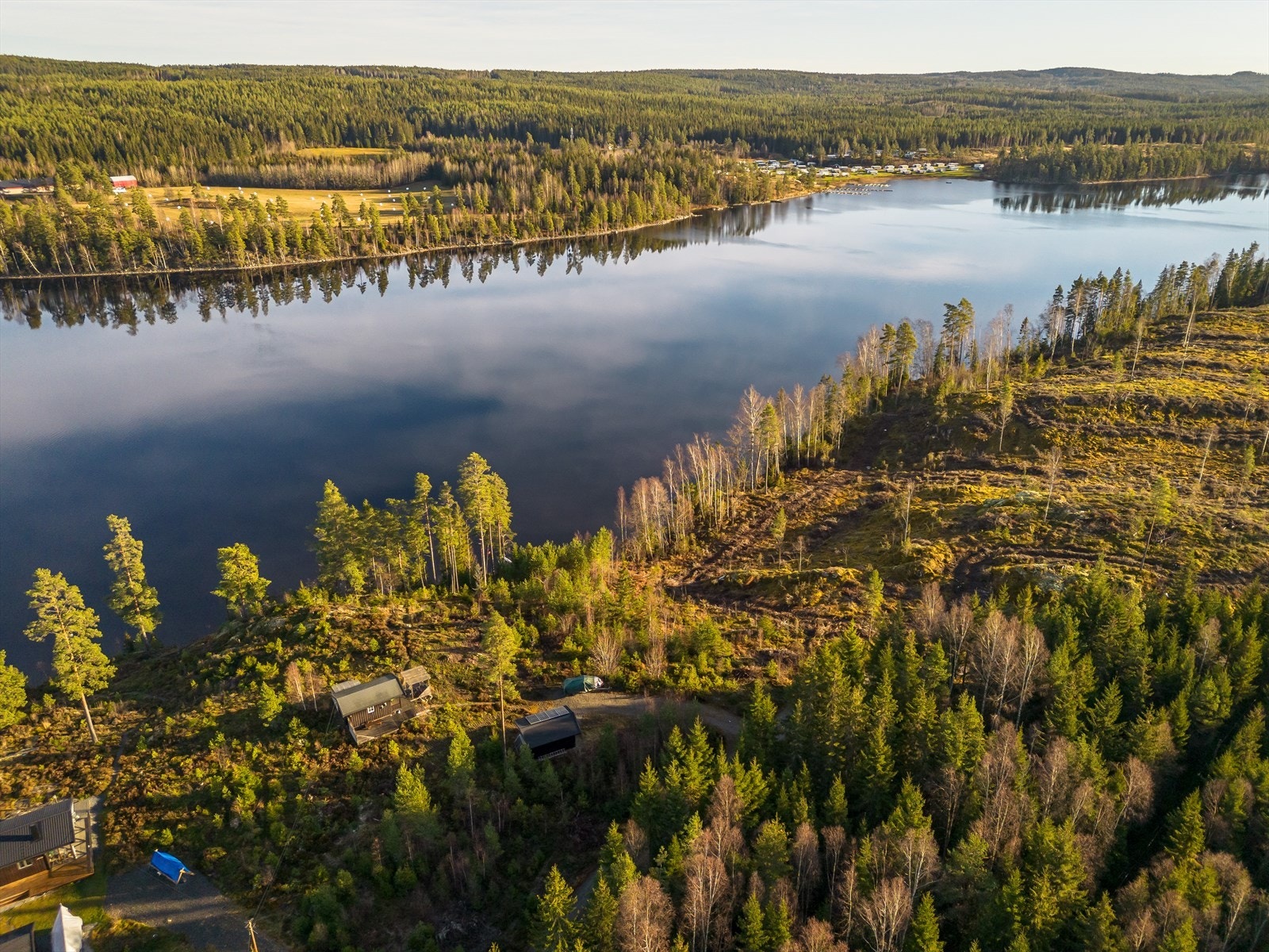 Fra innsjøen har du en fin båtrute som byr på en utrolig vakker reise gjennom Sveriges kanalsystemer og innsjølandskap. Galleribilde