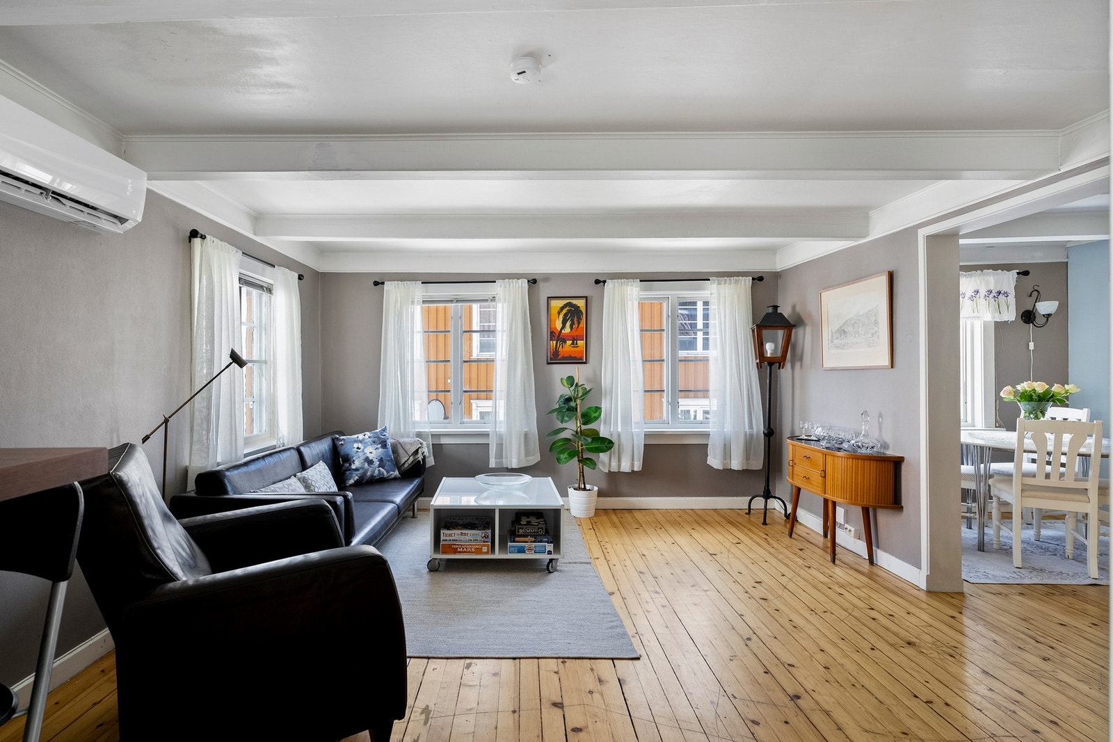 Store vinduer som slipper inn naturlig lys. Galleribilde