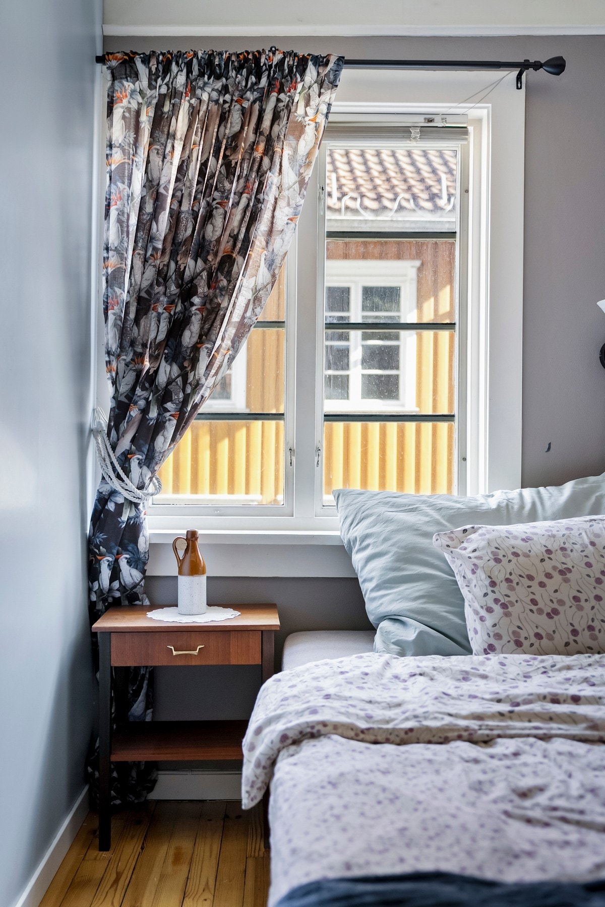 Soverom med vindu som gir godt lysinnslipp. Galleribilde