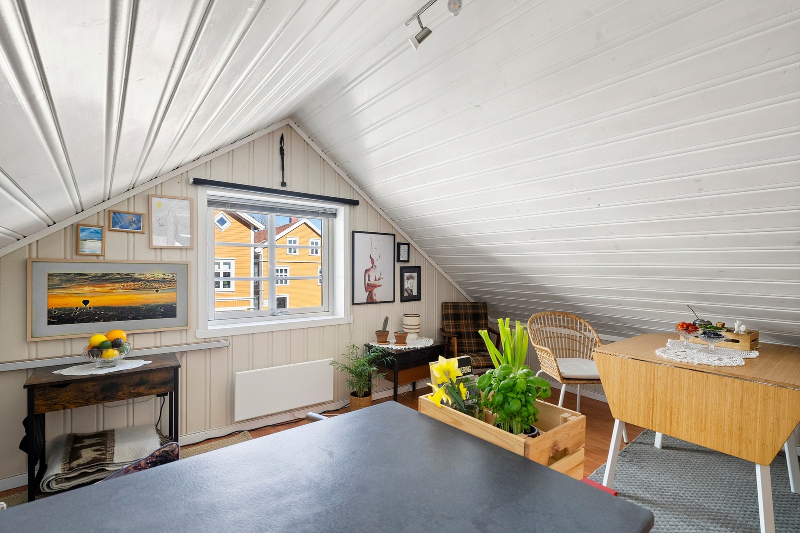 Stuen er også godkjent som soverom, med brannstige på veggen. Galleribilde