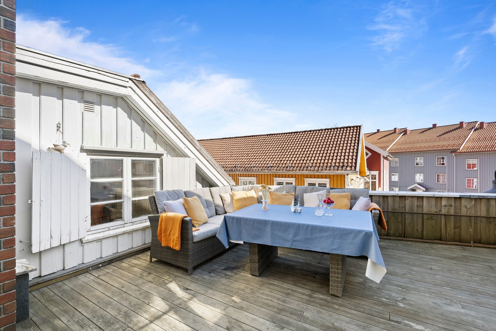 Terrassen til denne leiligheten er et herlig utendørsområde. Flott til å nyte sene sommerkvelder! Galleribilde