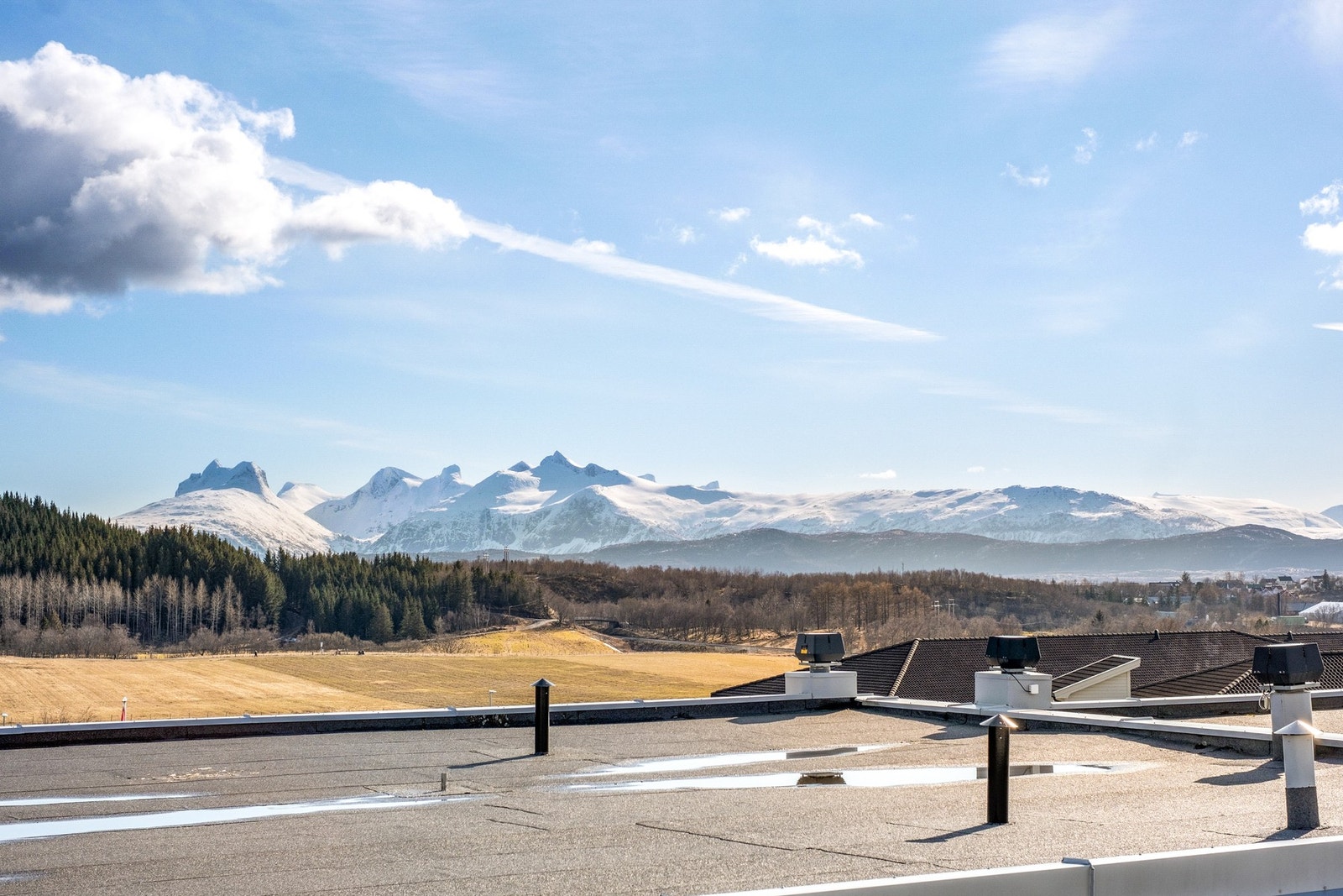 Børvasstindan og nærliggende natur Galleribilde